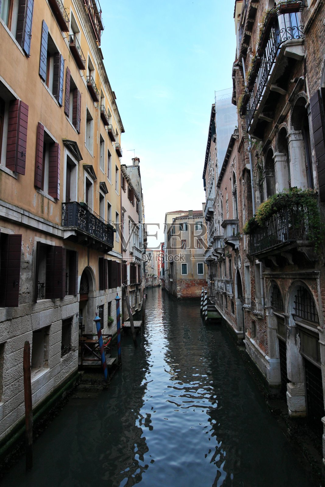 意大利威尼斯圣马可区的老城和运河的晨景照片摄影图片