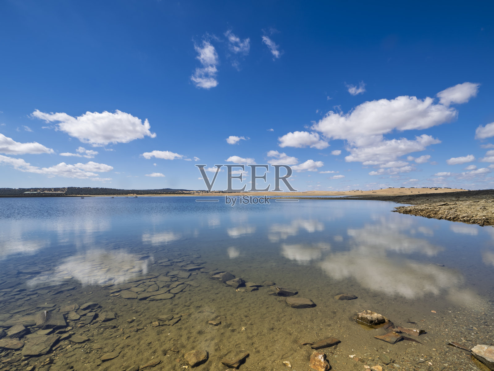 湖水中倒映着天空和云朵照片摄影图片