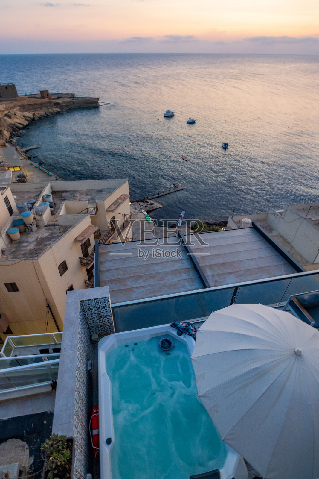 马耳他戈佐岛Xwejni湾的热水浴缸照片摄影图片