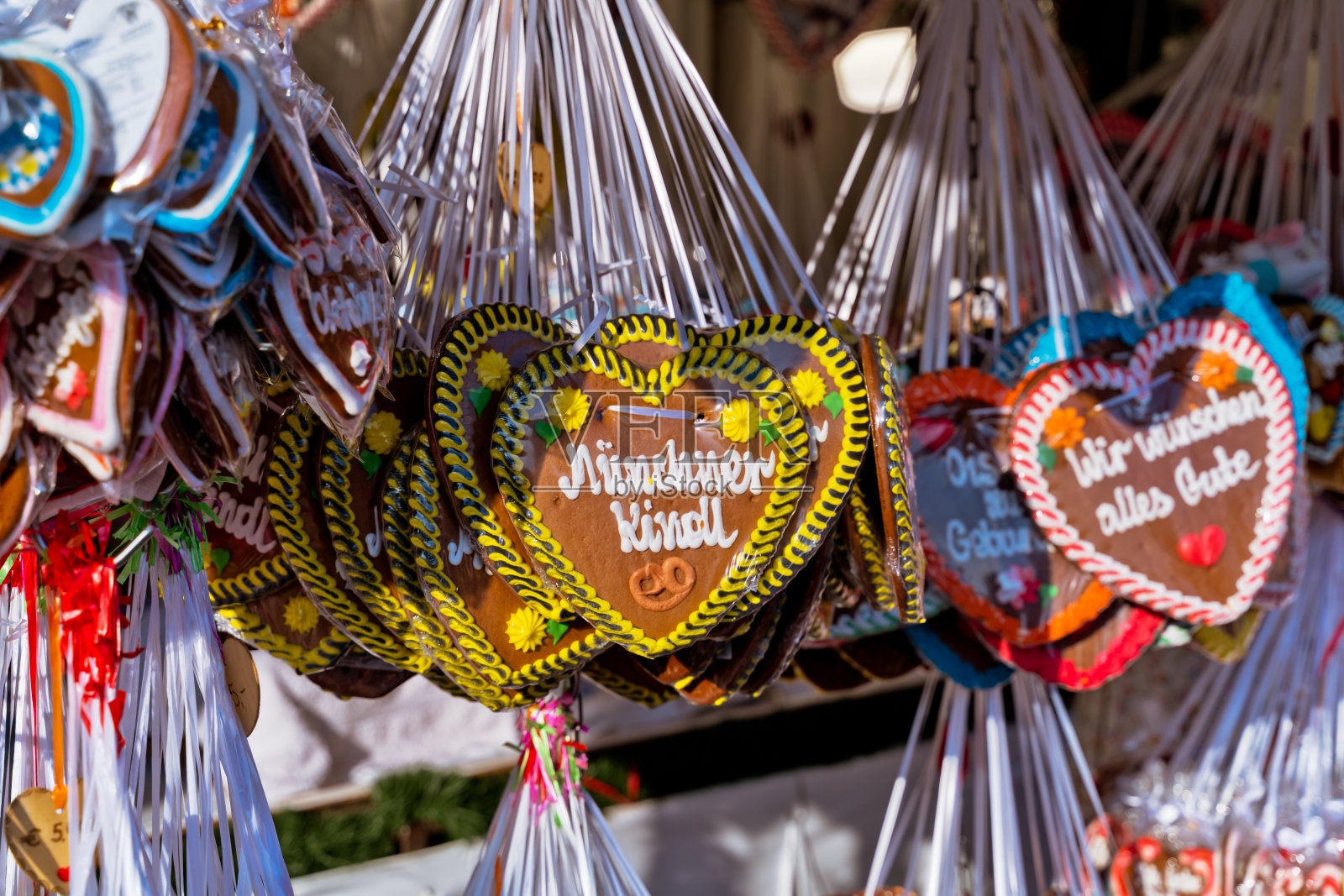 慕尼黑市场摊位上的五彩姜饼心形饼干，来自世界上最大的民俗节啤酒节照片摄影图片