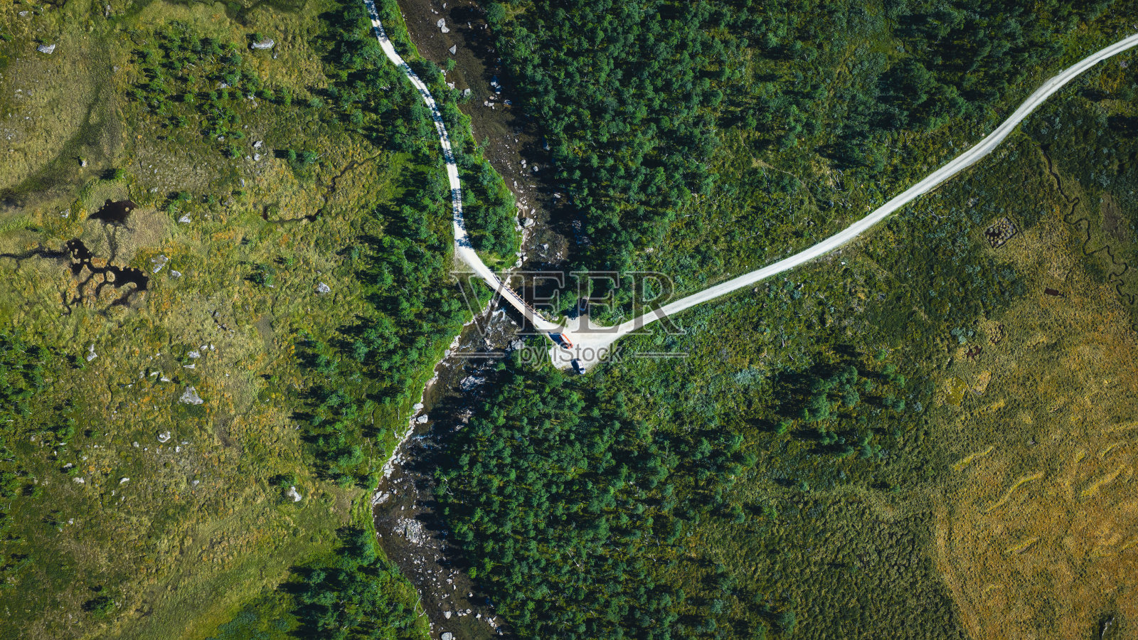 从空中俯瞰河流、公路和绿色森林照片摄影图片