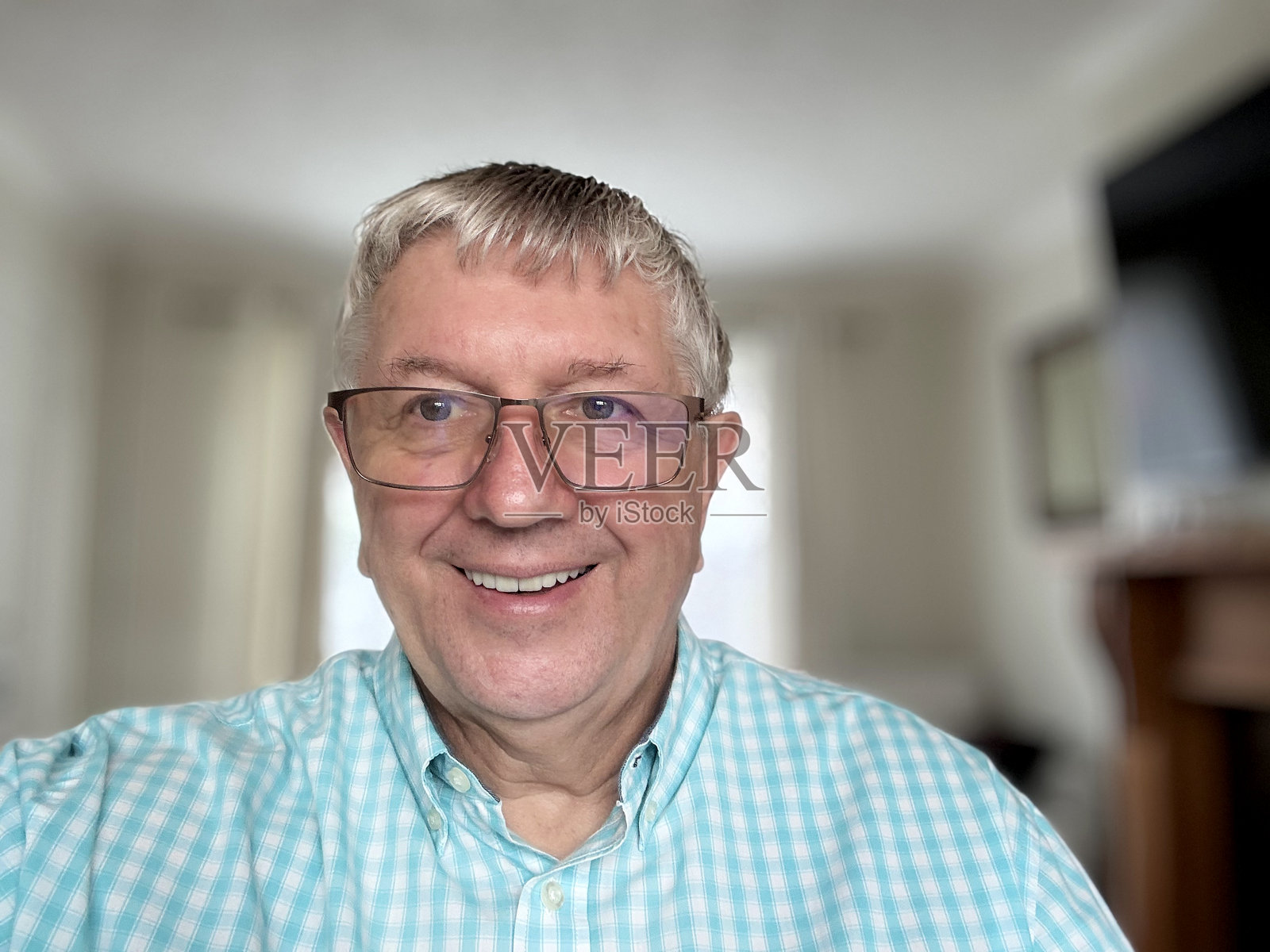 Senior Caucasian man selfie indoors照片摄影图片