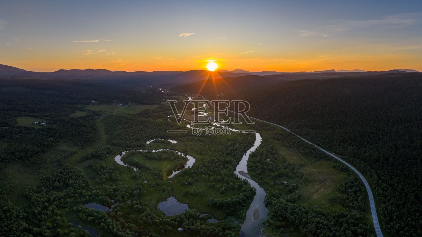 瑞典布鲁克斯瓦尔纳的吕斯纳河日落照片摄影图片