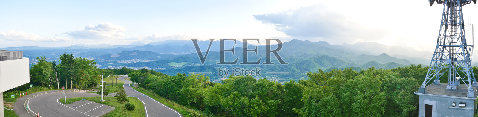 令人惊叹的山脉风景，郁郁葱葱的山脊，戏剧性的云彩，以及阳光透过云层洒在山谷上的光芒照片摄影图片