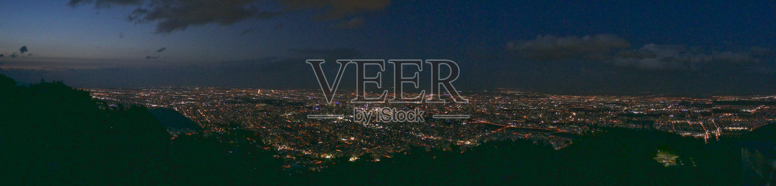 从藻岩山俯瞰的壮丽夜景展现了札幌闪烁的城市灯光，在深蓝色的夜空下延绵不绝。照片摄影图片