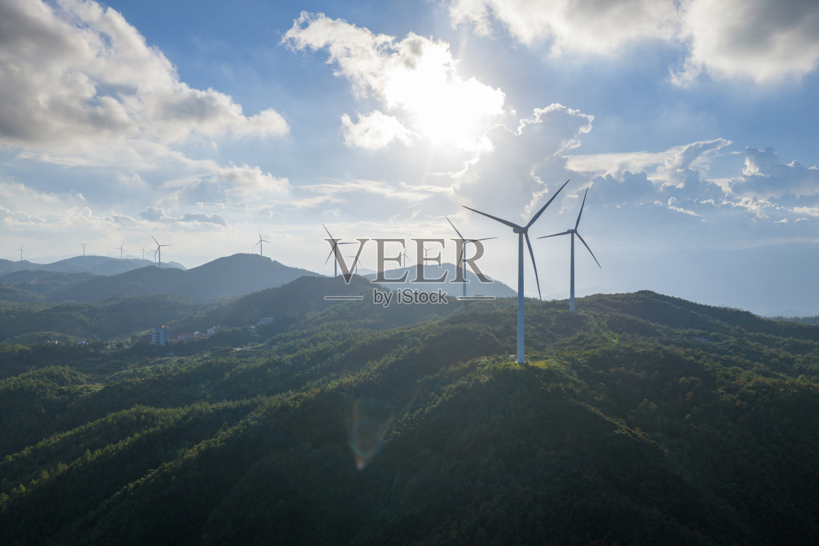 清晨山顶的风力发电机照片摄影图片