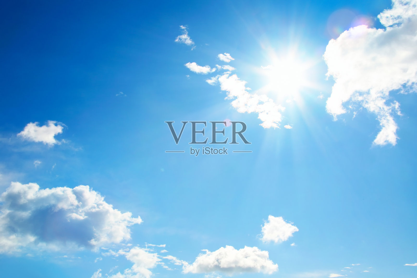 阳光明媚的蓝天与闪耀的太阳背景带来的清新感照片摄影图片