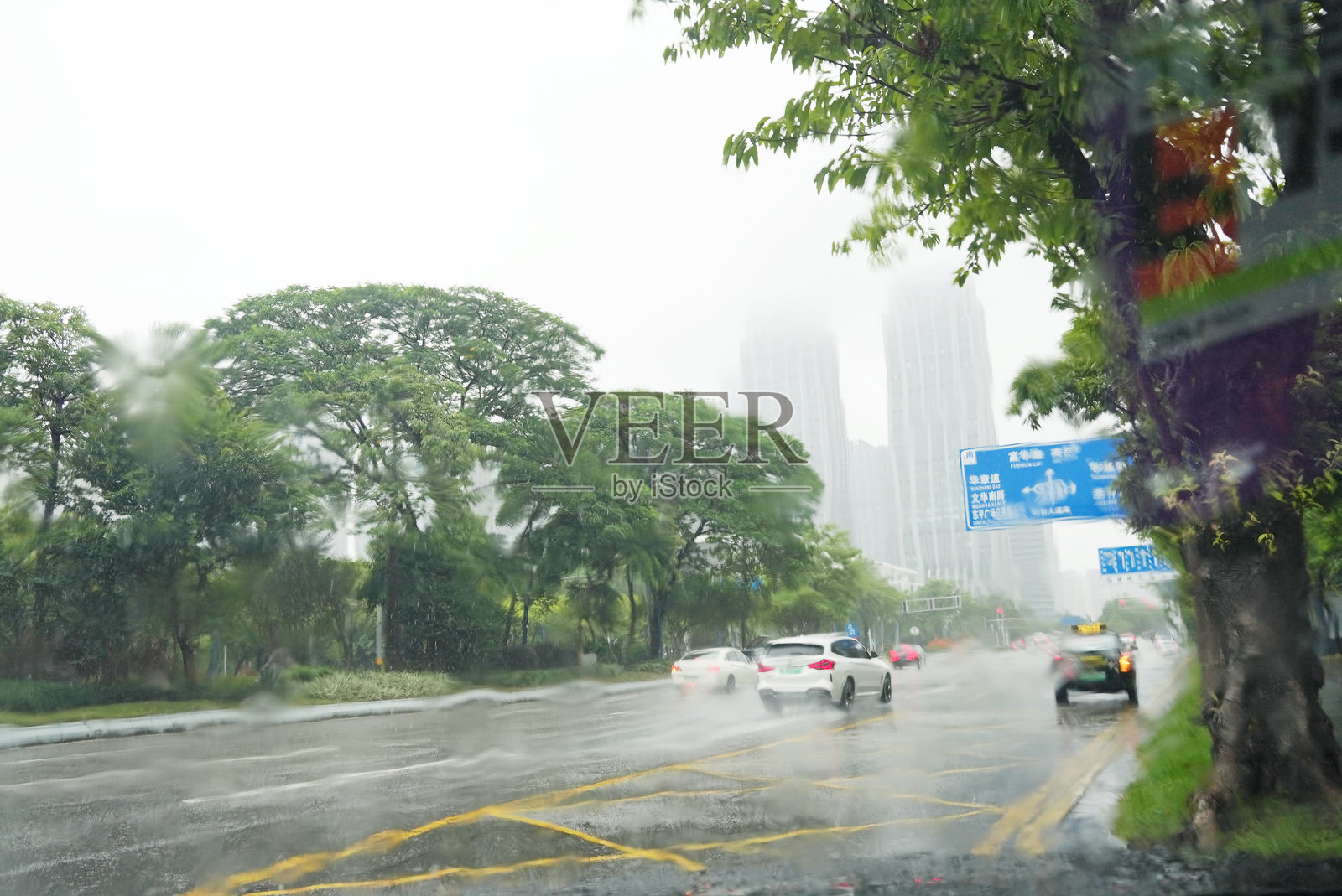 暴风雨中通过汽车挡风玻璃看到的繁忙交通照片摄影图片