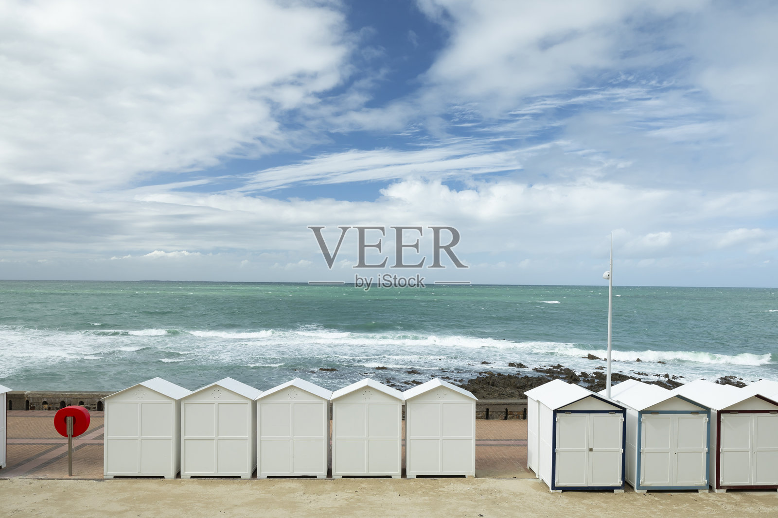 格兰维尔海滩长廊上的木质海滩小屋照片摄影图片