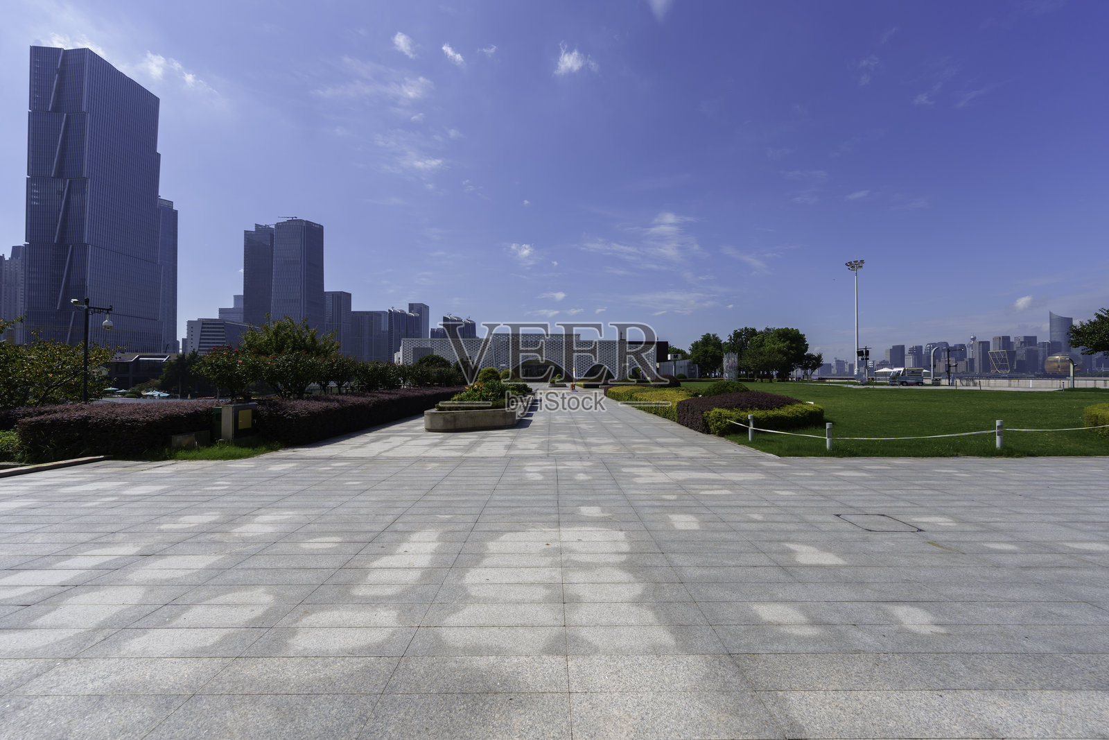 城市中有建筑物的空旷道路照片摄影图片