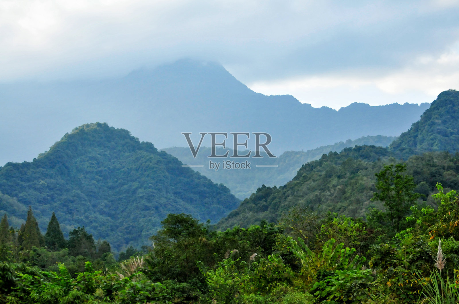 山脉与云彩的风景照片摄影图片