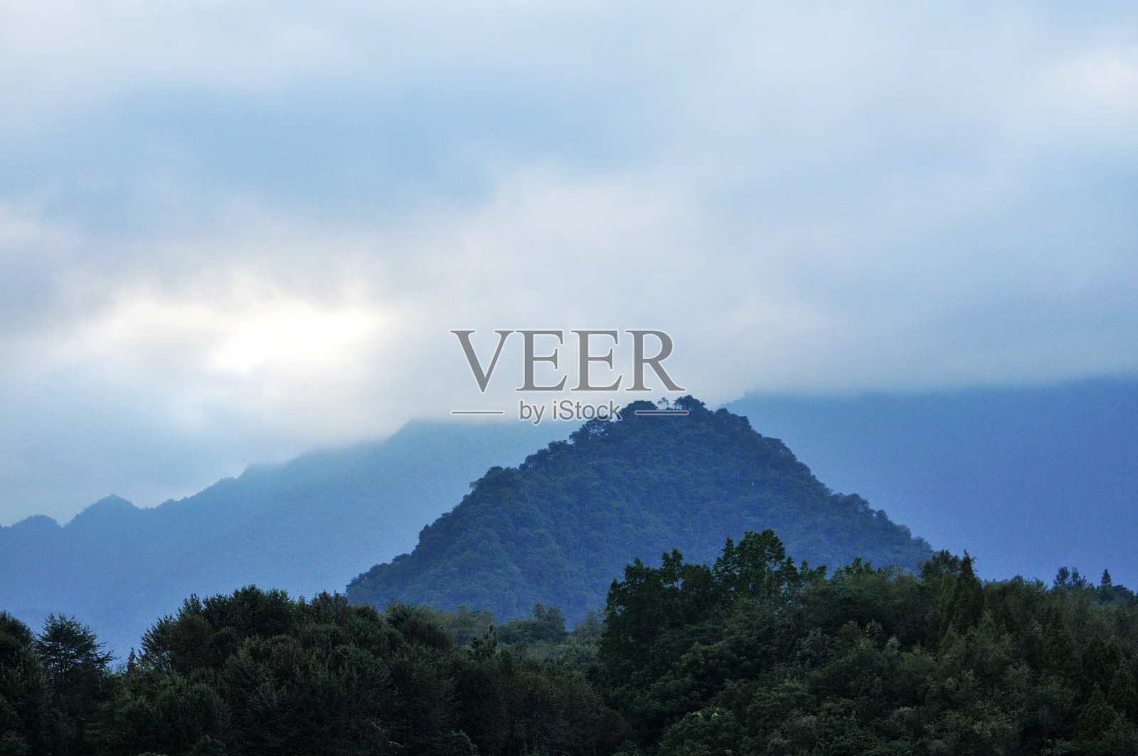 山脉与云彩的风景照片摄影图片