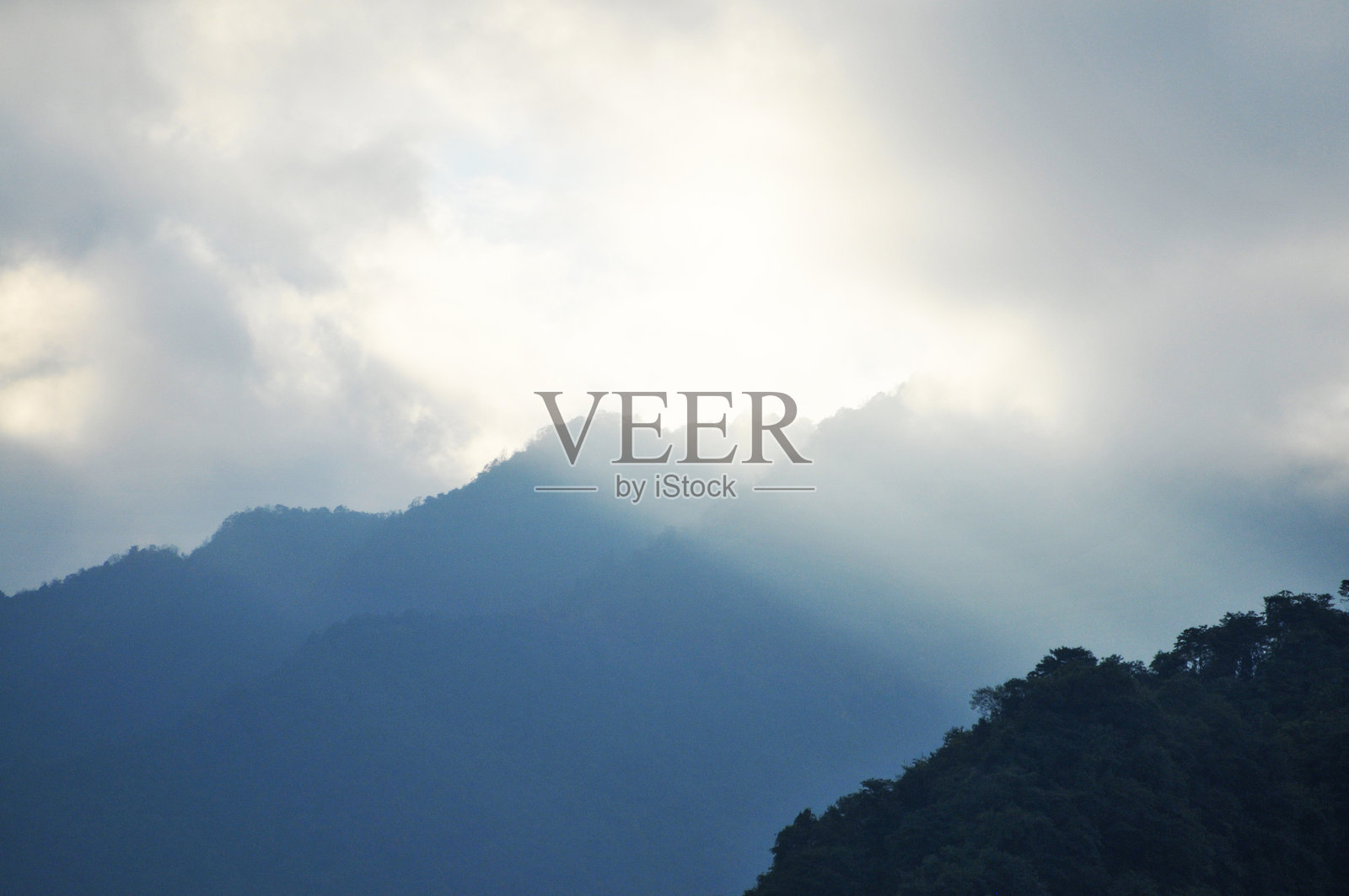 山脉与云彩的风景照片摄影图片