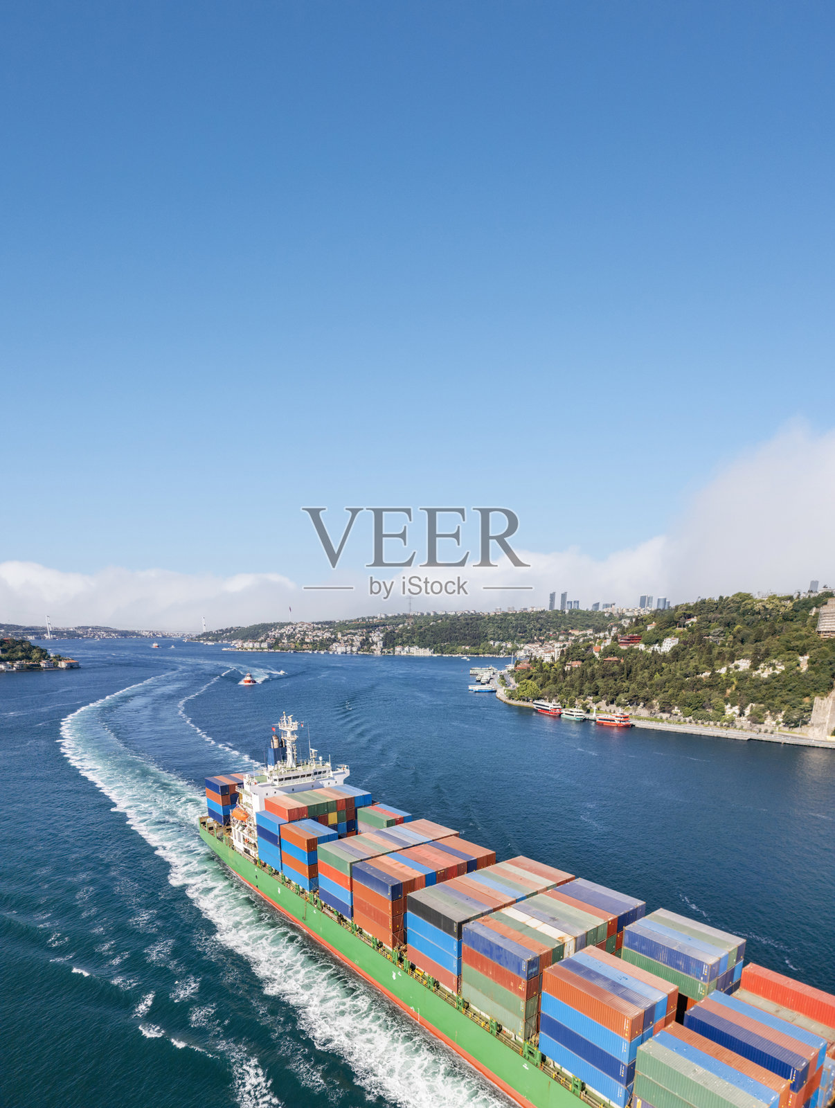 货运集装箱船在航行中的垂直航拍视图。照片摄影图片