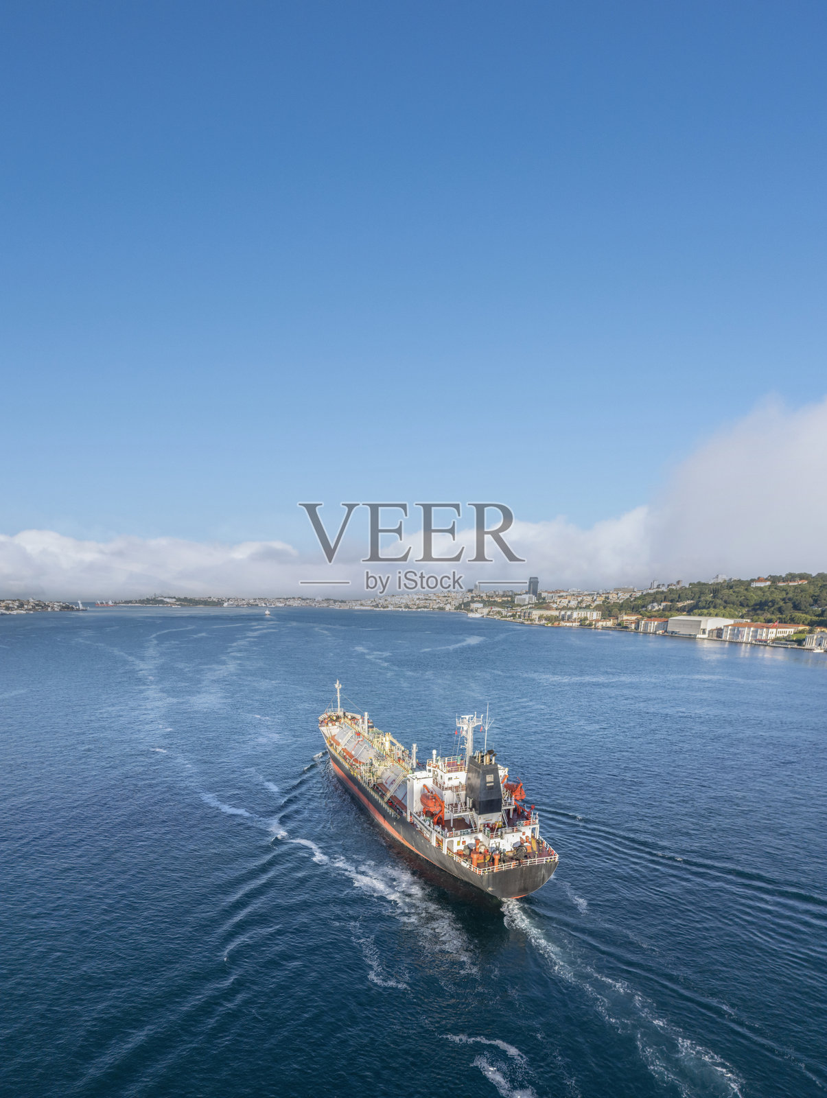 土耳其伊斯坦布尔博斯普鲁斯海峡上方的普通货船航行鸟瞰图。照片摄影图片