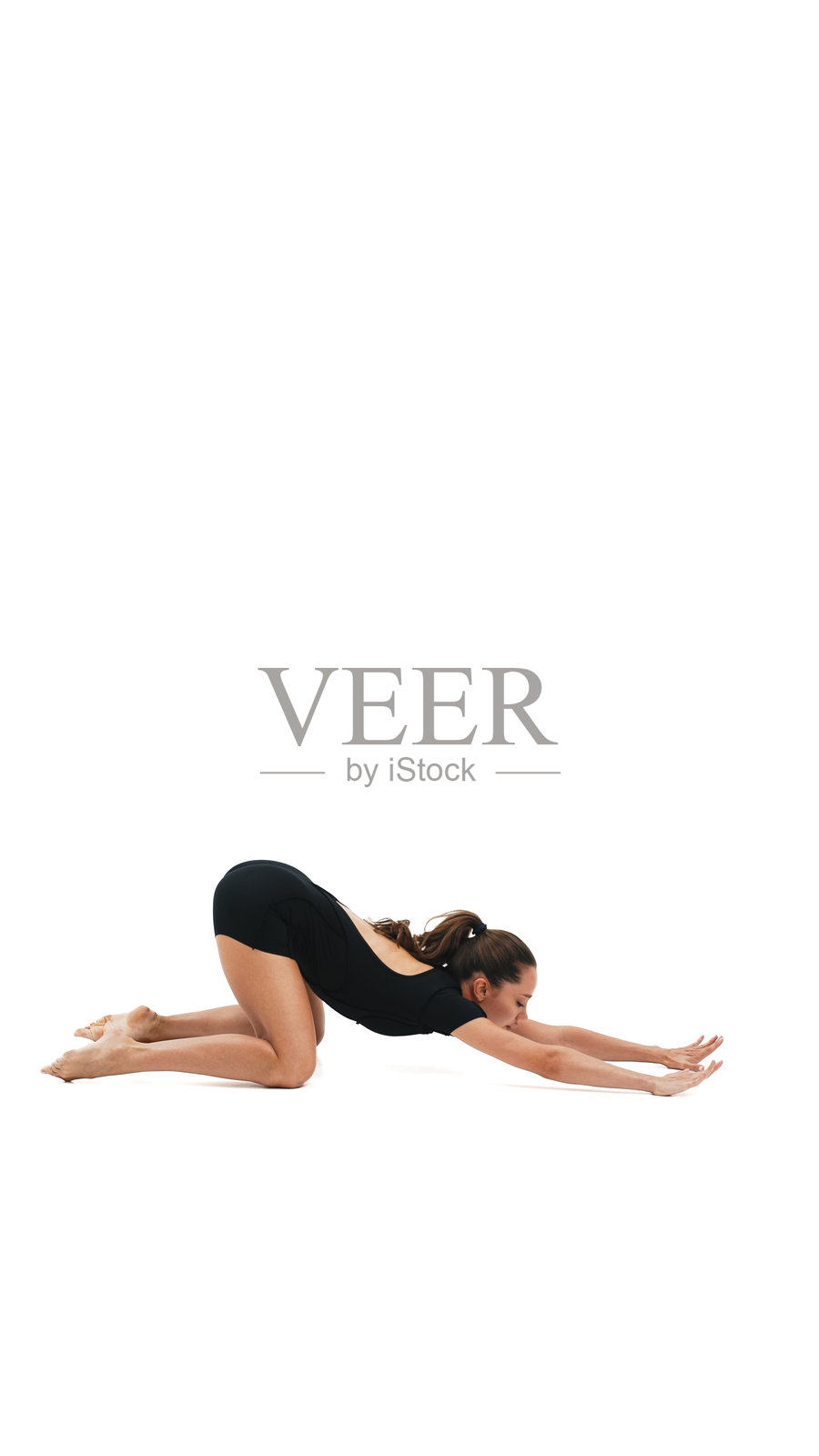 女性体操运动员在白色背景下进行拉伸练习，展示出灵活性和力量的动态姿势照片摄影图片