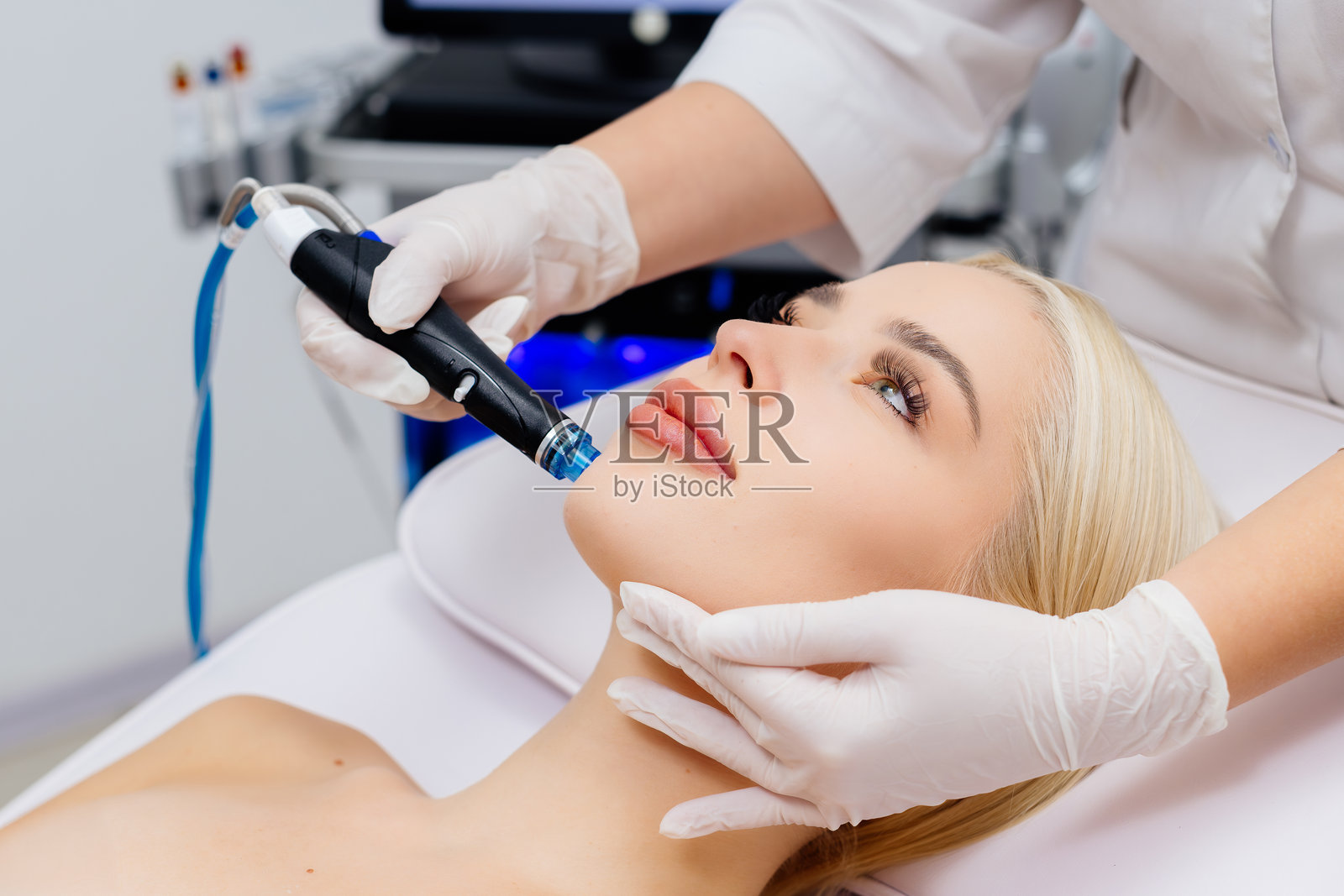 一位年轻女性在美容院进行水光焕肤护理。照片摄影图片