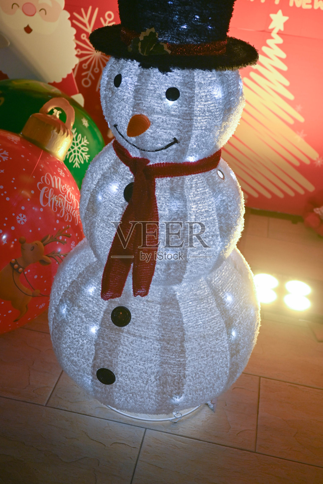 圣诞树上的闪亮装饰品照片摄影图片