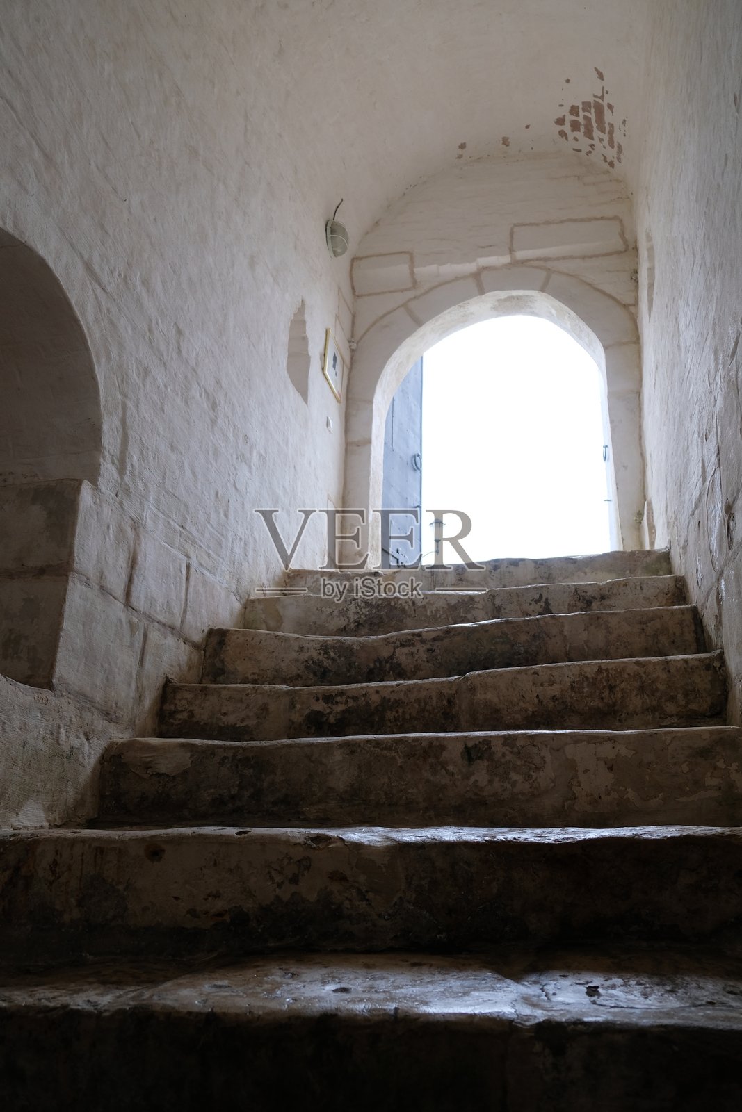 独特的石阶通向历史建筑中明亮的拱门，正午时分。照片摄影图片