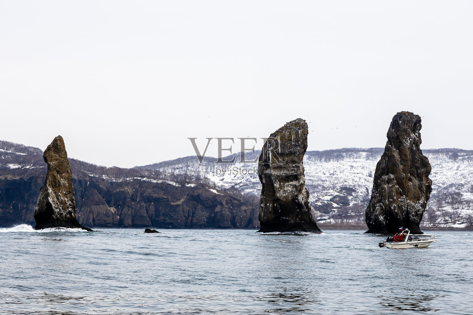 阿瓦恰湾三兄弟岩附近的渔船照片摄影图片