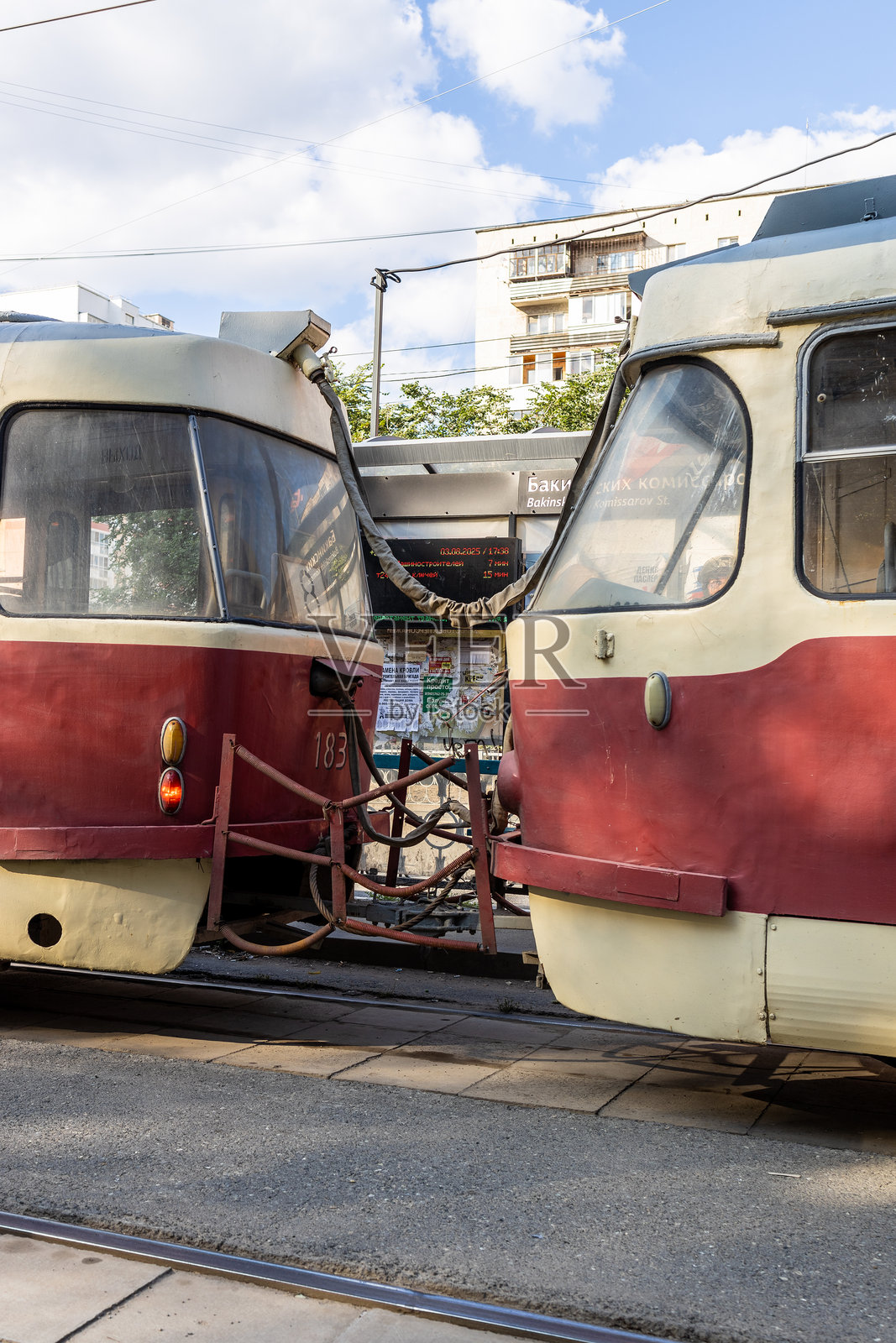 叶卡捷琳堡两辆城市电车的联接照片摄影图片
