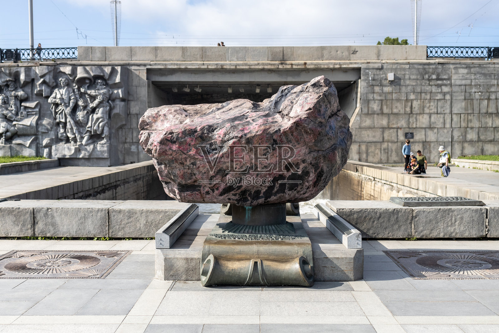叶卡捷琳堡市大块菱锰矿石在大坝上照片摄影图片