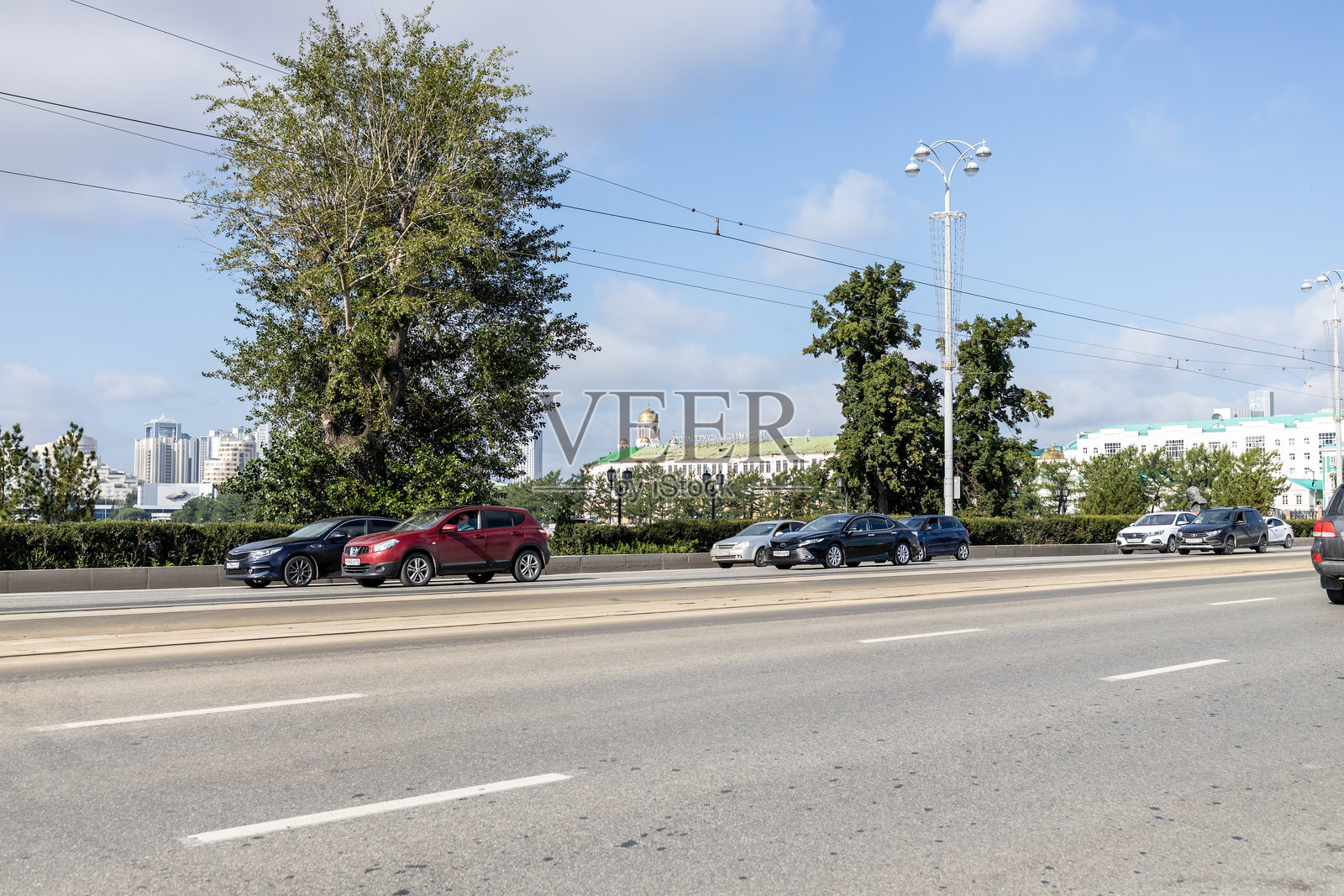 叶卡捷琳堡市街道上的汽车交通照片摄影图片