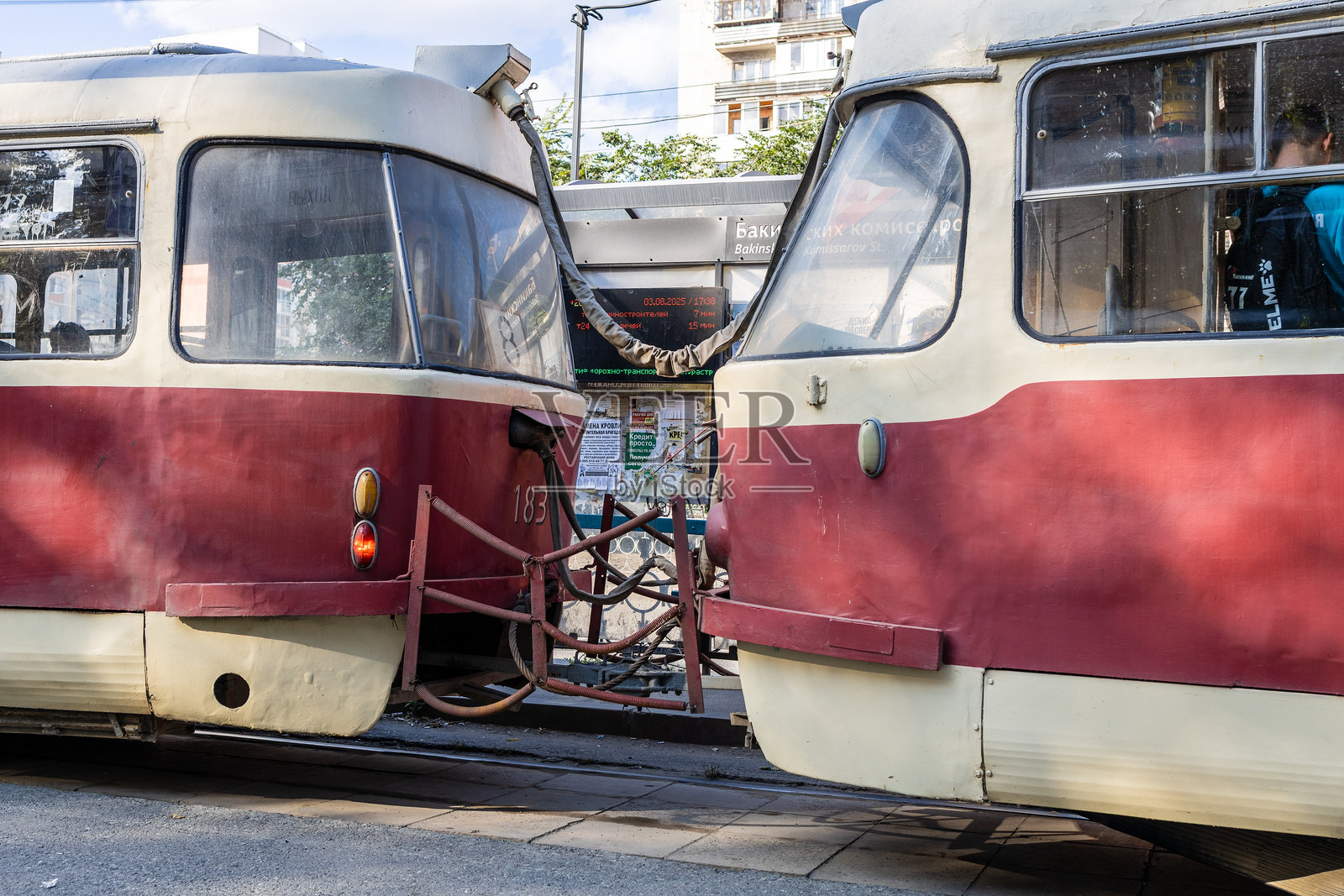 叶卡捷琳堡市的两个城市电车在站台停靠照片摄影图片