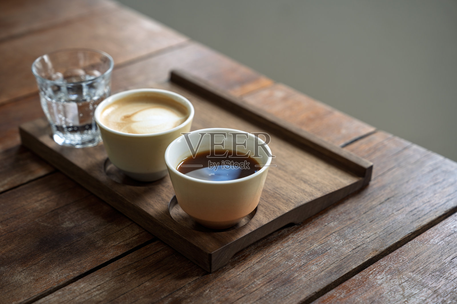 咖啡品鉴体验，包括浓缩咖啡、拿铁和苏打水照片摄影图片