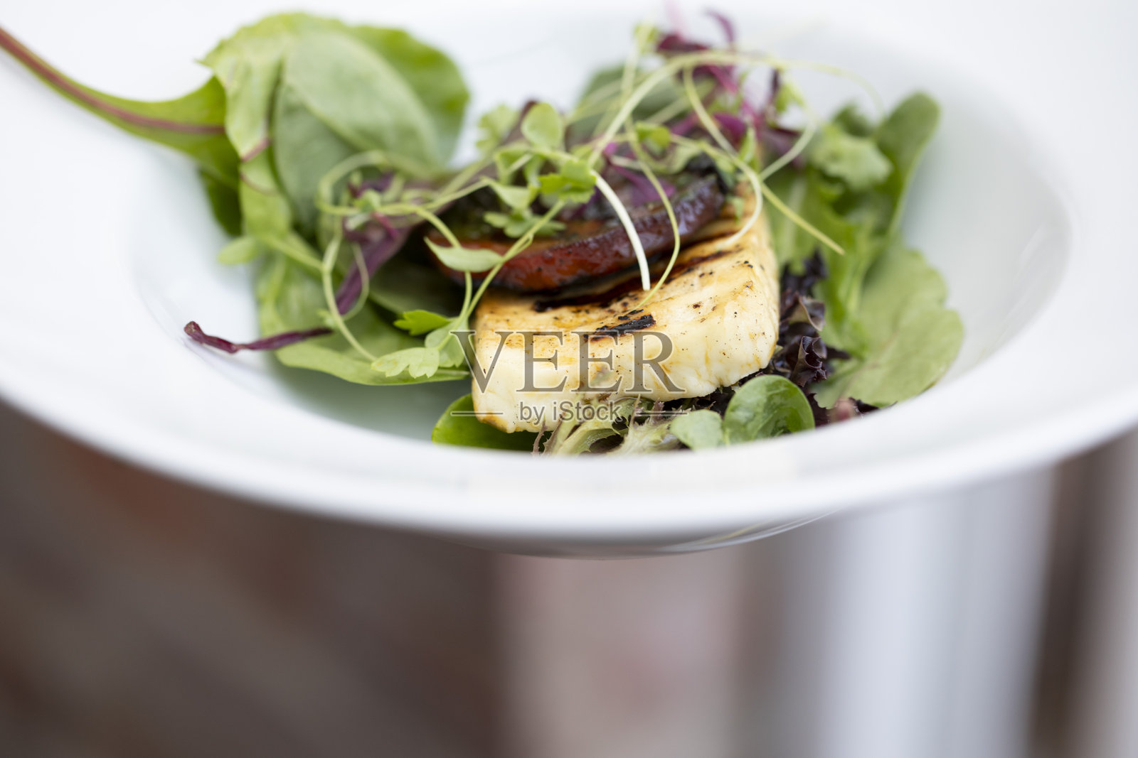 哈罗米奶酪配绿叶沙拉照片摄影图片