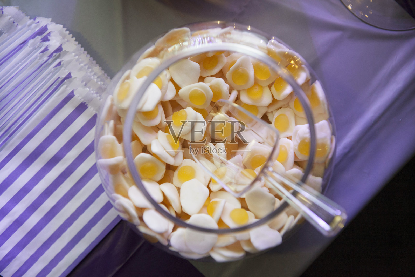 五彩缤纷的果冻糖在玻璃碗中照片摄影图片