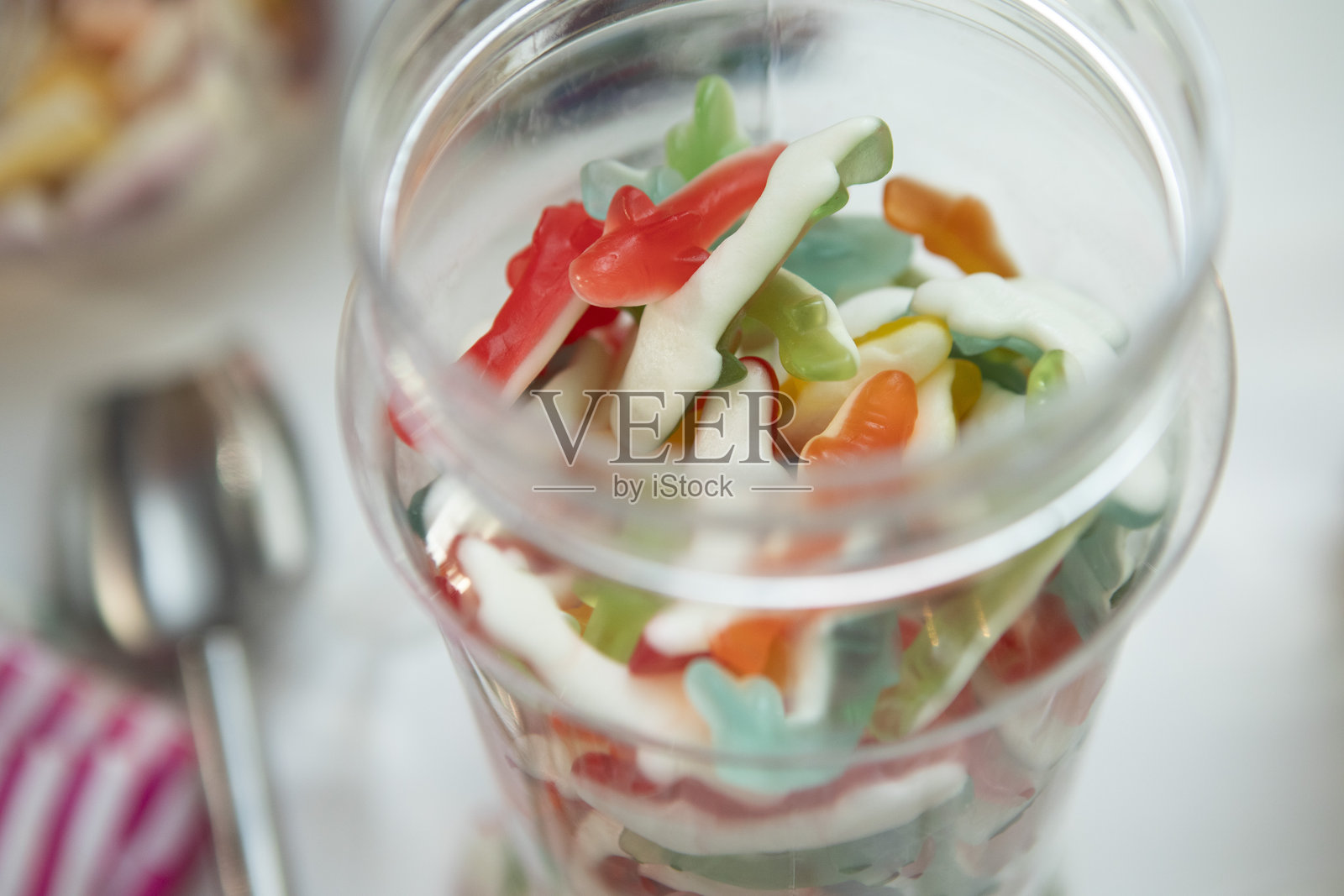 五彩缤纷的软糖装在玻璃罐中照片摄影图片