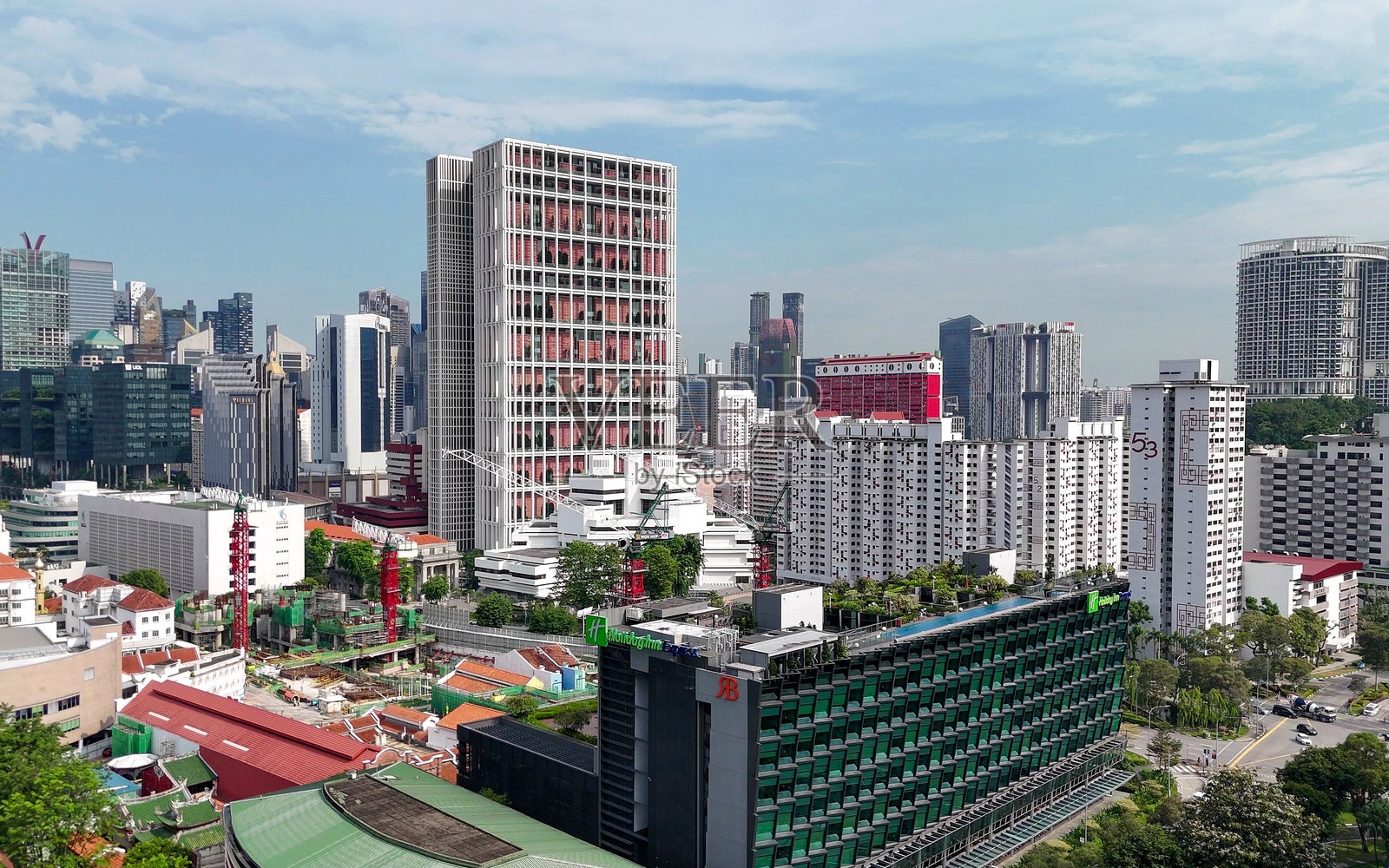 新加坡的高楼大厦与流经城市景观的河流的鸟瞰图照片摄影图片