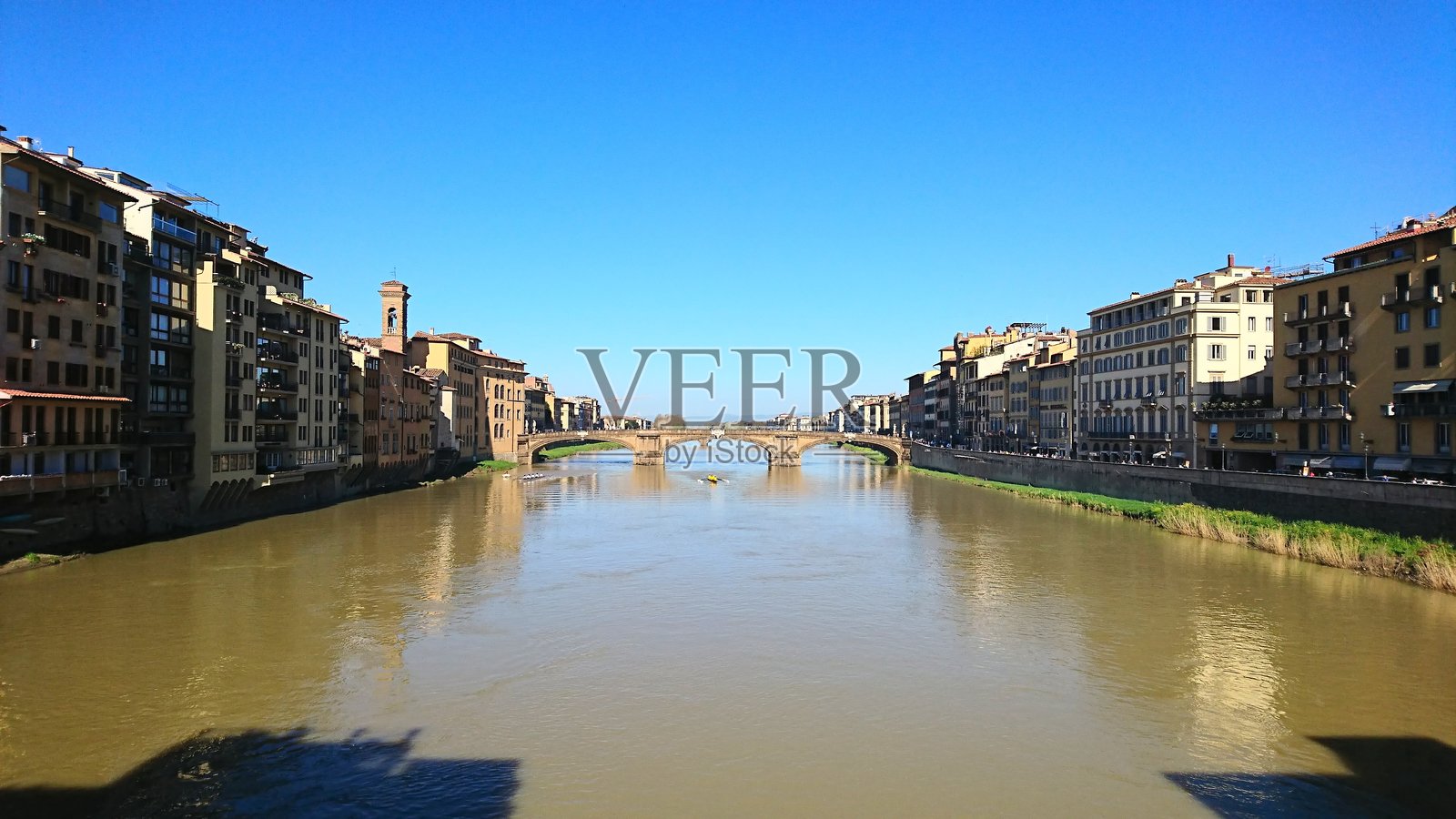 风景如画的佛罗伦萨阿诺河及历史建筑在明亮的晴空下照片摄影图片