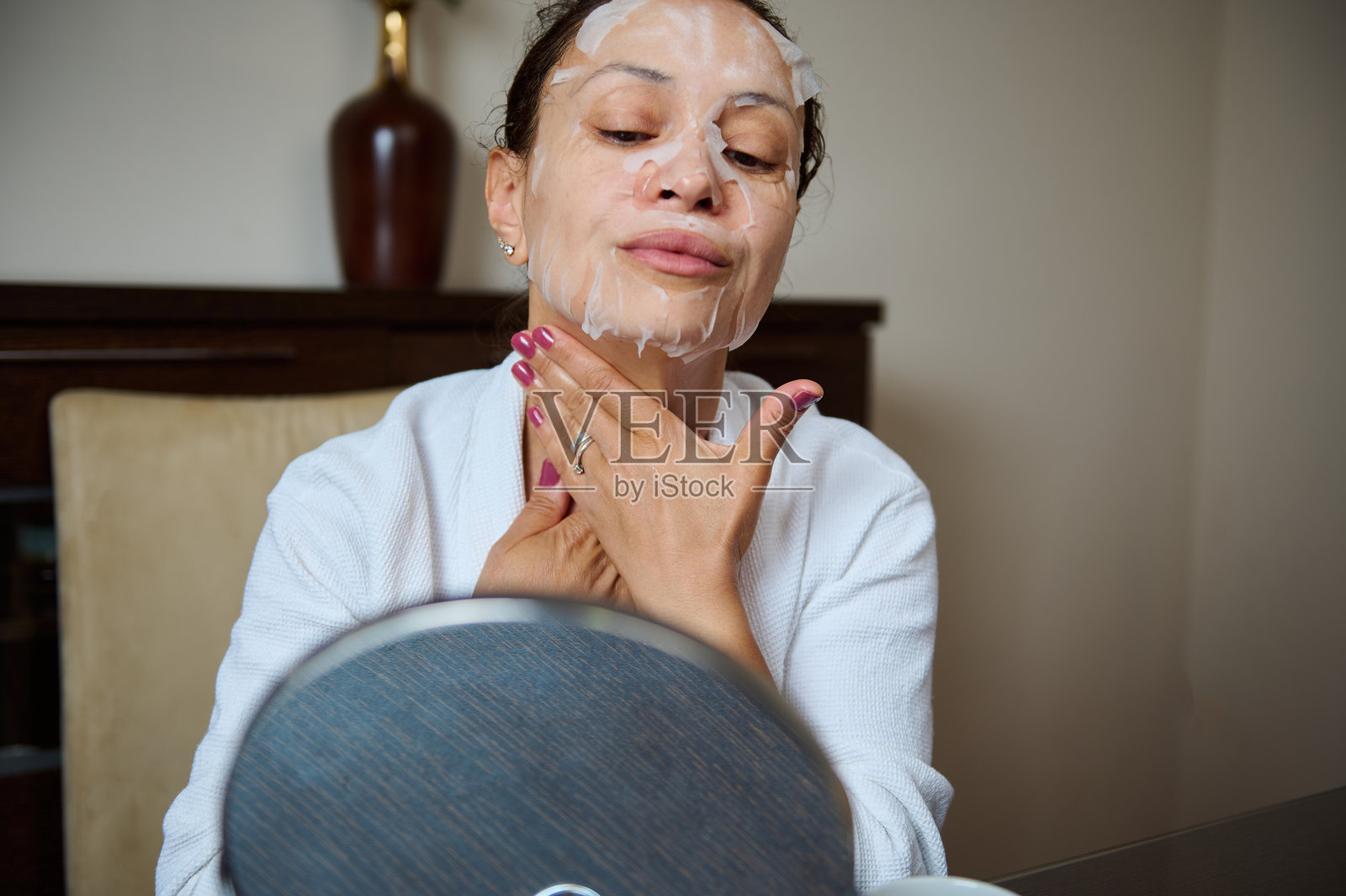 女性在家中使用面膜进行护肤照片摄影图片