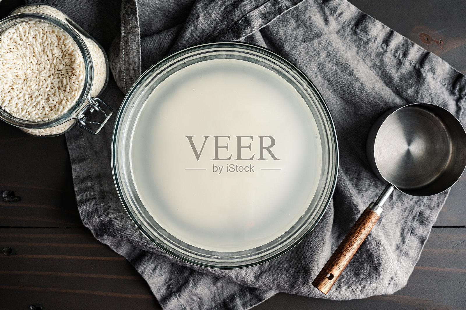 玻璃碗中浸泡的糯米照片摄影图片