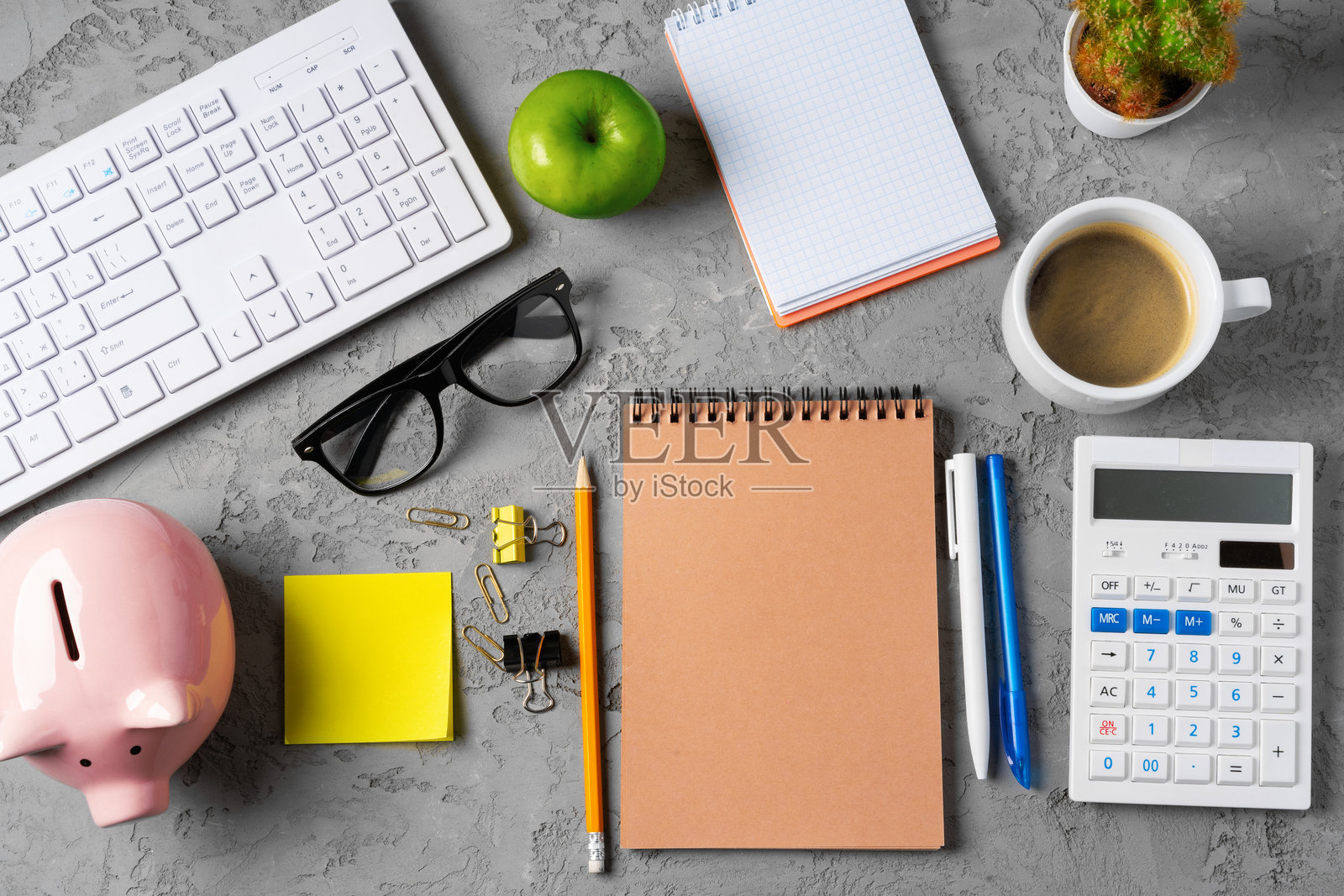 办公桌上有记事本、眼镜和文具用品照片摄影图片