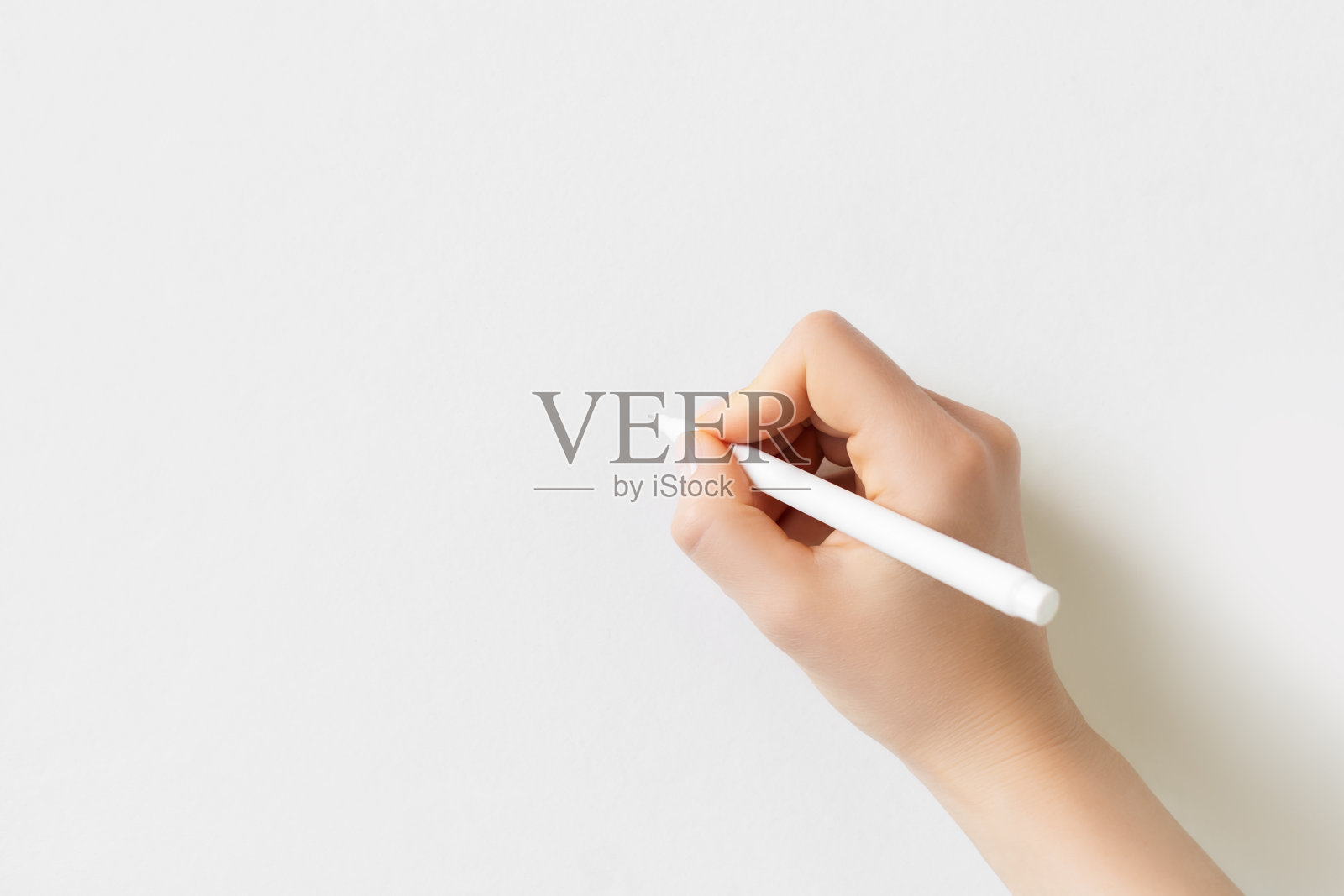 在白纸上用白色笔书写照片摄影图片