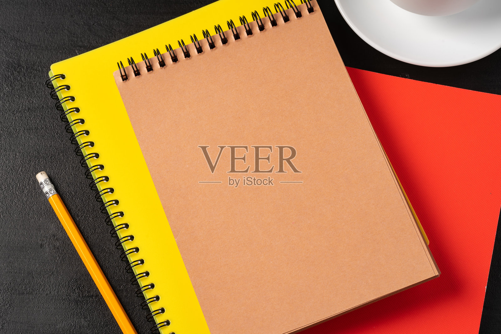 黑色桌子上的三本笔记本特写照片摄影图片