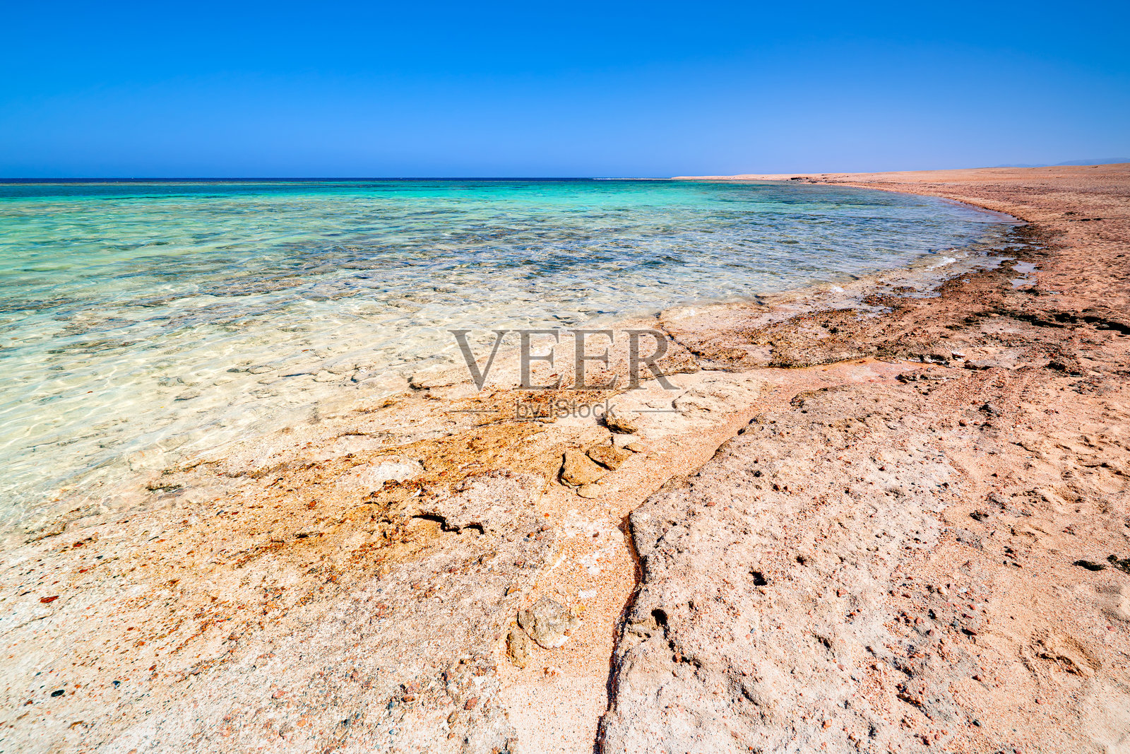 埃及马萨阿拉姆的热带海滩，碧蓝的海水，异国度假体验。照片摄影图片