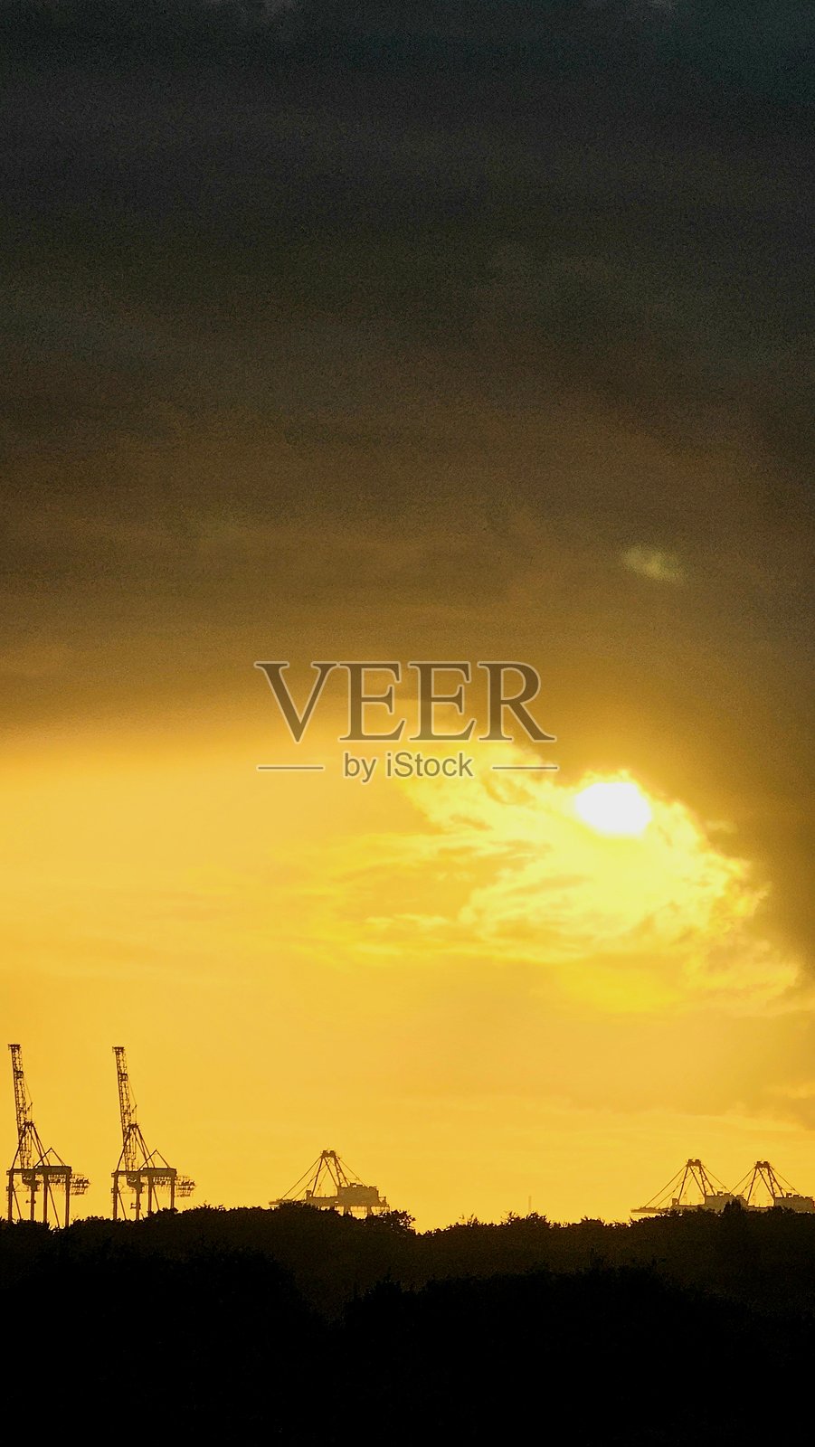 日落时分的港口起重机剪影照片摄影图片