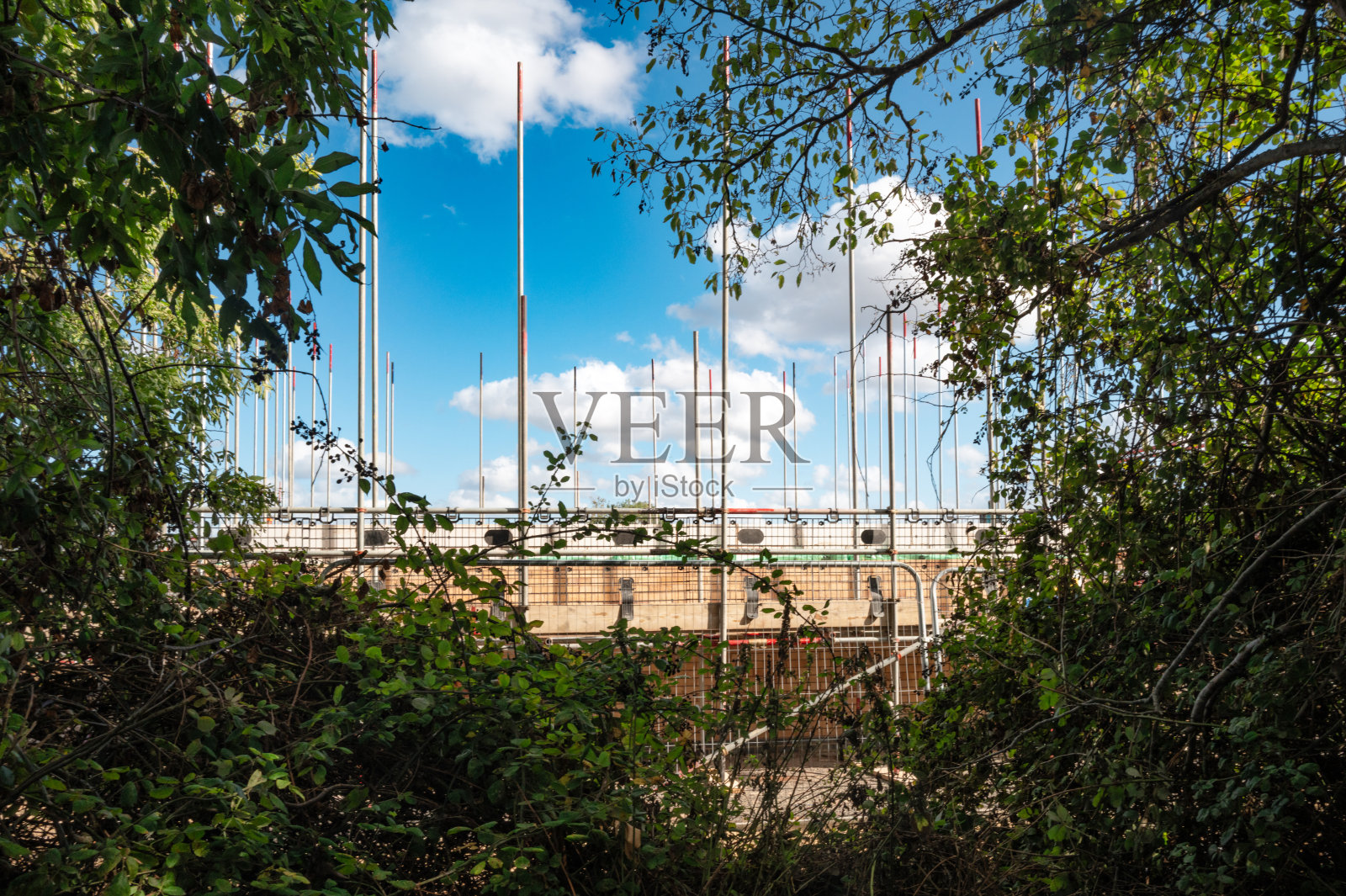 英国住房开发项目早期阶段的脚手架抽象视图。照片摄影图片