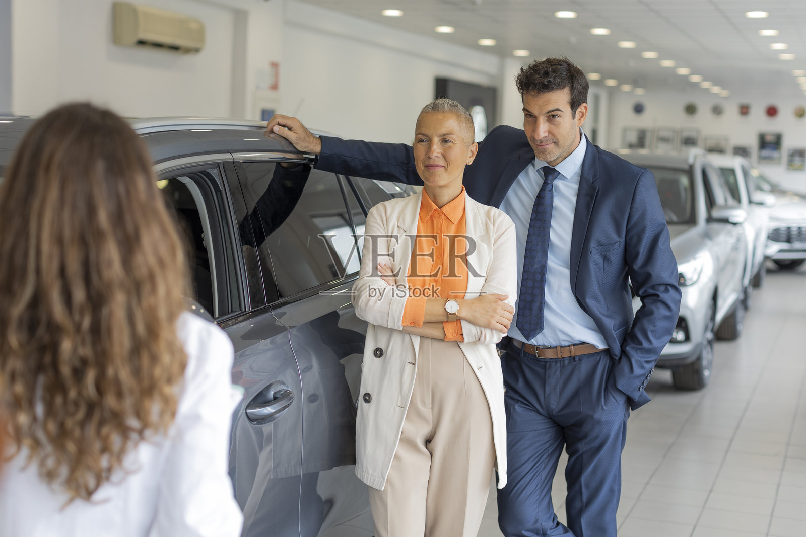 婚姻夫妇在汽车展厅内照片摄影图片