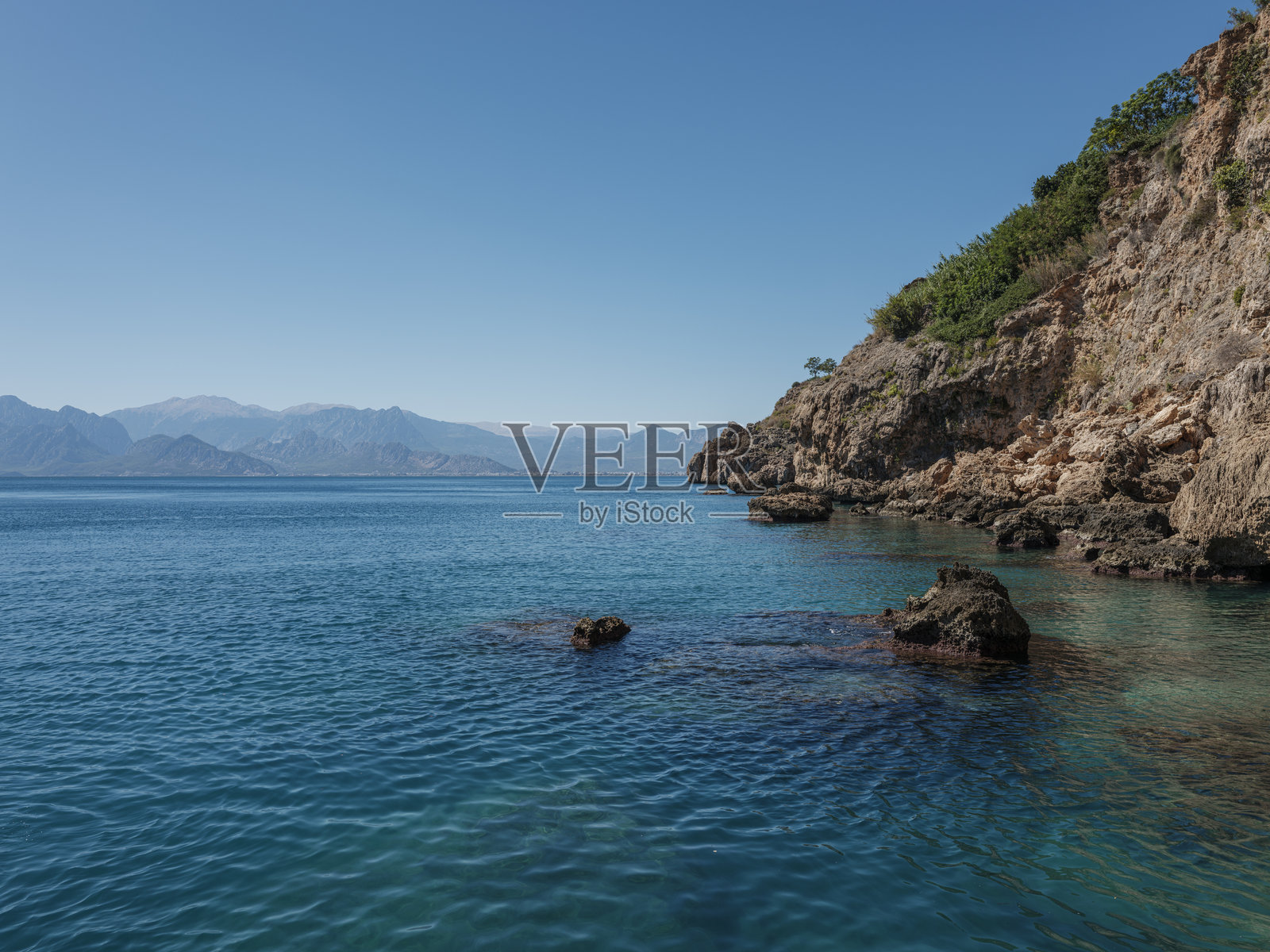 地中海的碧蓝海水和美丽岩石照片摄影图片