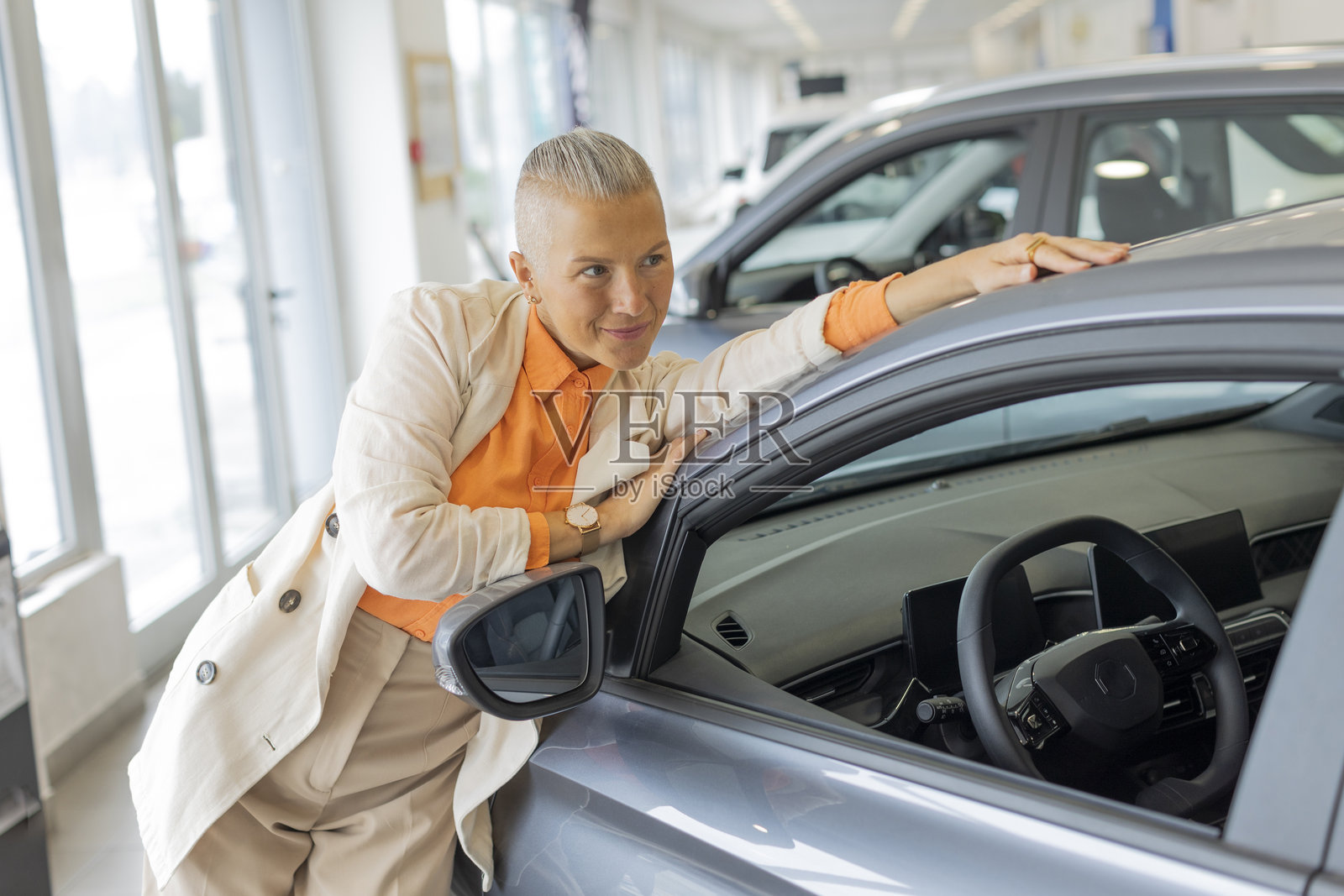 婚姻夫妇在汽车展厅内照片摄影图片