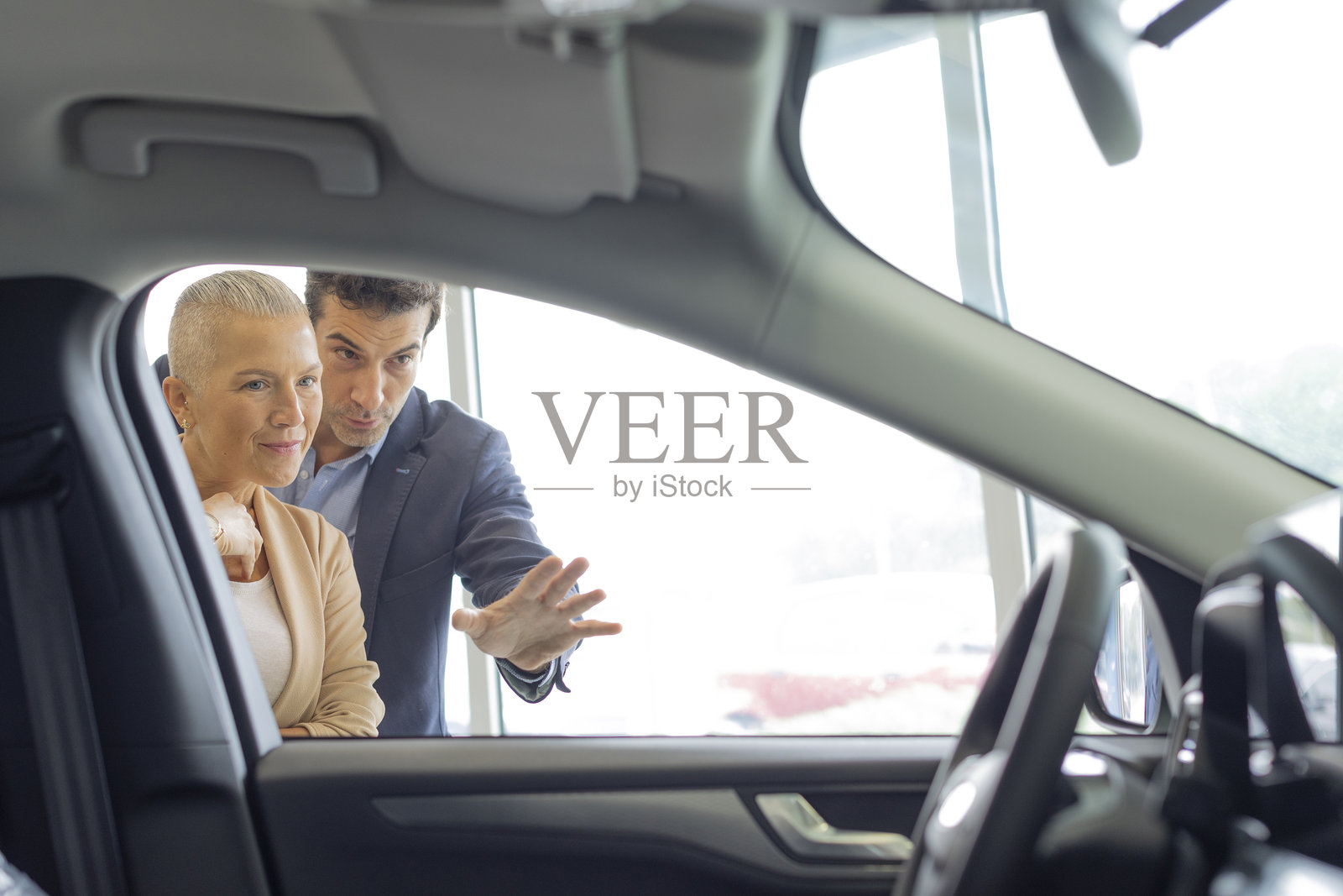 婚姻夫妇在汽车展厅内照片摄影图片