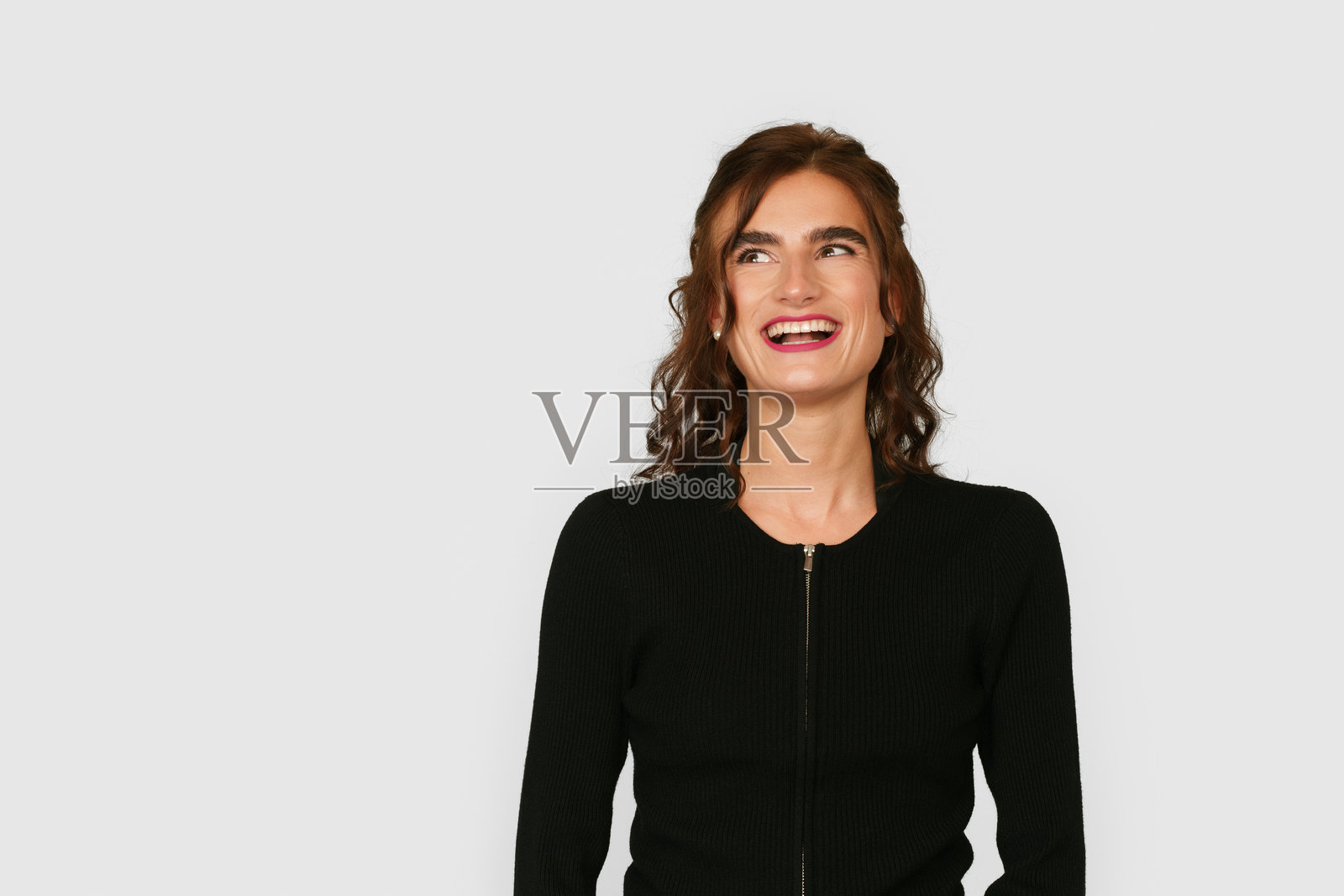 年轻女性侧身肖像，背景为白色。照片摄影图片