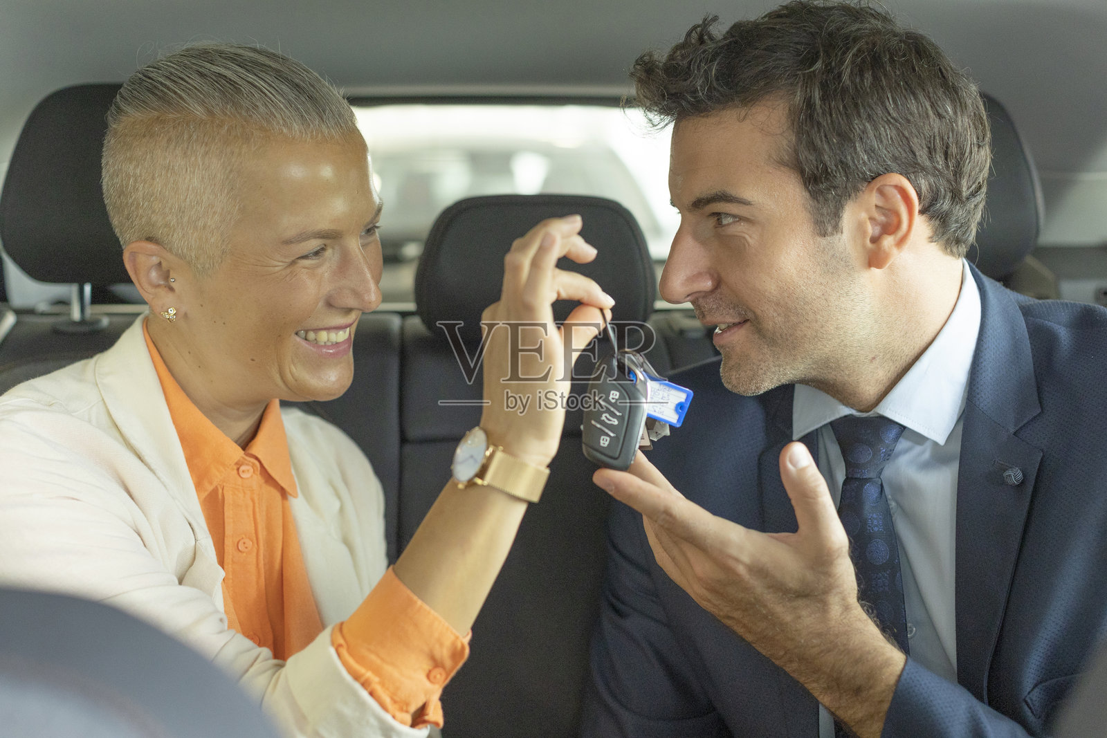 婚姻夫妇在汽车展厅内照片摄影图片