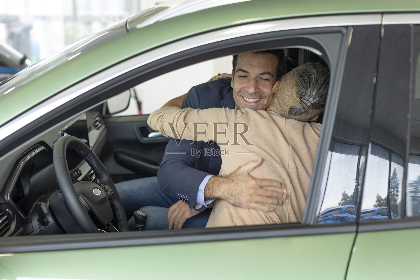 婚姻夫妇在汽车展厅内照片摄影图片