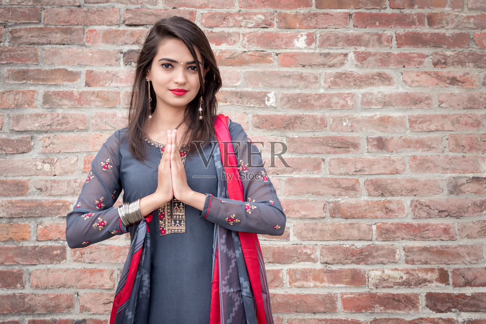 微笑的少数民族女孩，手做传统印度手势站立照片摄影图片